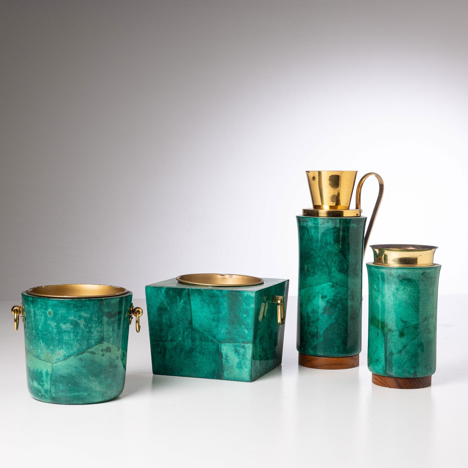 ALDO TURA.- MACABO: Accessori da tavolo. Metallo, alluminio anodizzato, legno pergamena tinta con finitura a poliestere. Italia anni '60. Marchio del produttore. cm 13x16x16; 29x9x14; cm 19x10; cm 13x16x14 FOUR TABLETOP