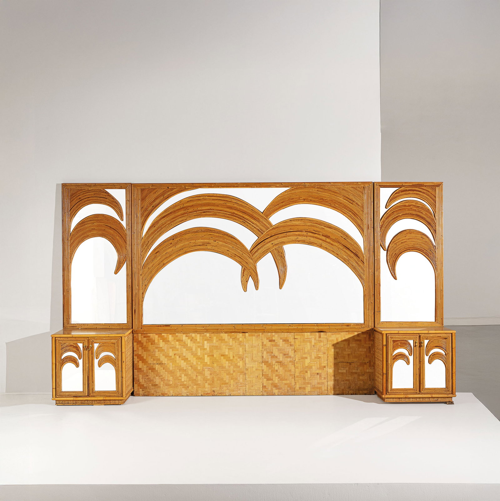 VIVAI DEL SUD: Testiera per letto matrimoniale con due comodini. Legno, bamboo, cristallo specchiato. Produzione Vivai del Sud, anni '70. cm 186x333x43 A QUEEN-SIZE HEADBOARD AND TWO BEDSIDE TABLES BY VIVAI DEL SUD