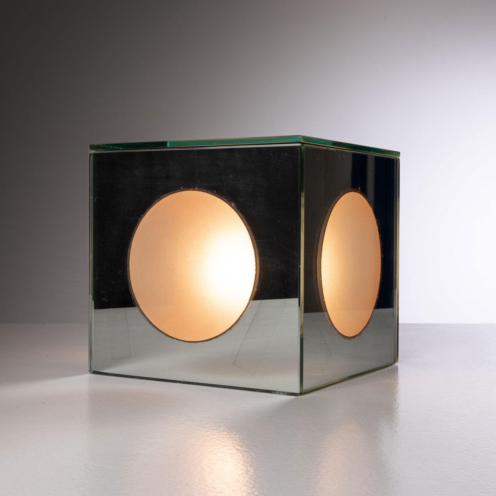 GALLOTTI & RADICE: Lampada da tavolo cubo Cristallo specchiato e parzialmente sabbiato. cm 23x23,5x23,5 A TABLE LAMP BY GALLOTTI & RADICE Buone condizioni generali. Piccole righe, leggeri graffi, normali segni dovuti al