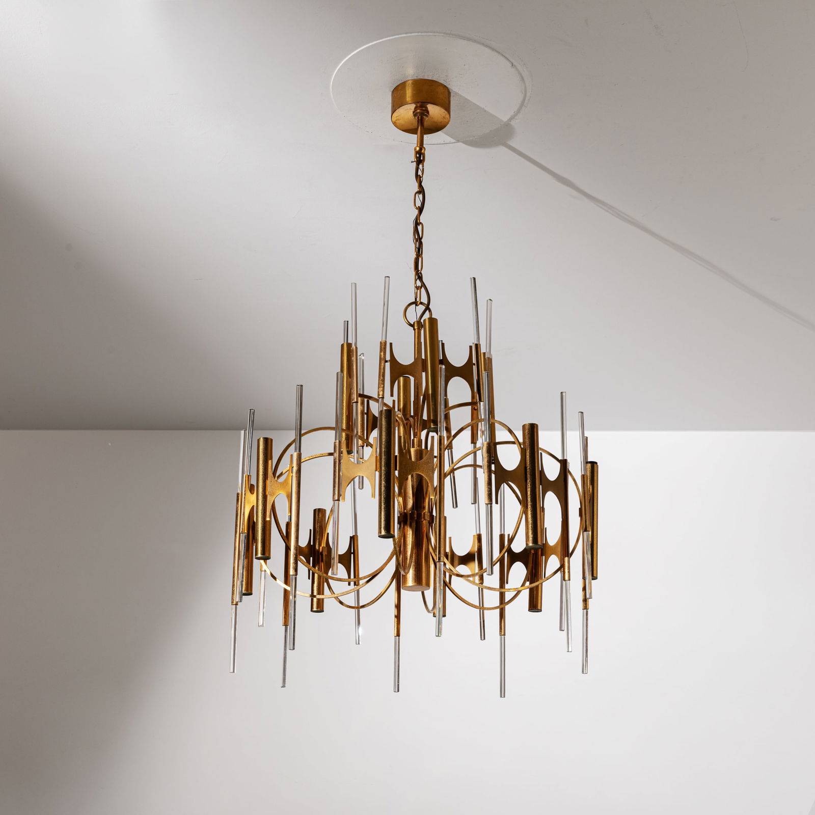 SCIOLARI: lampada a sospensione. Metallo dorato, vetro molato. Produzione Sciolari anni '70. Etichetta del produttore cm 110x60x60 A CEILING LAMP BY G. SCIOLARI Buone condizioni generali. Piccole righe, leggeri