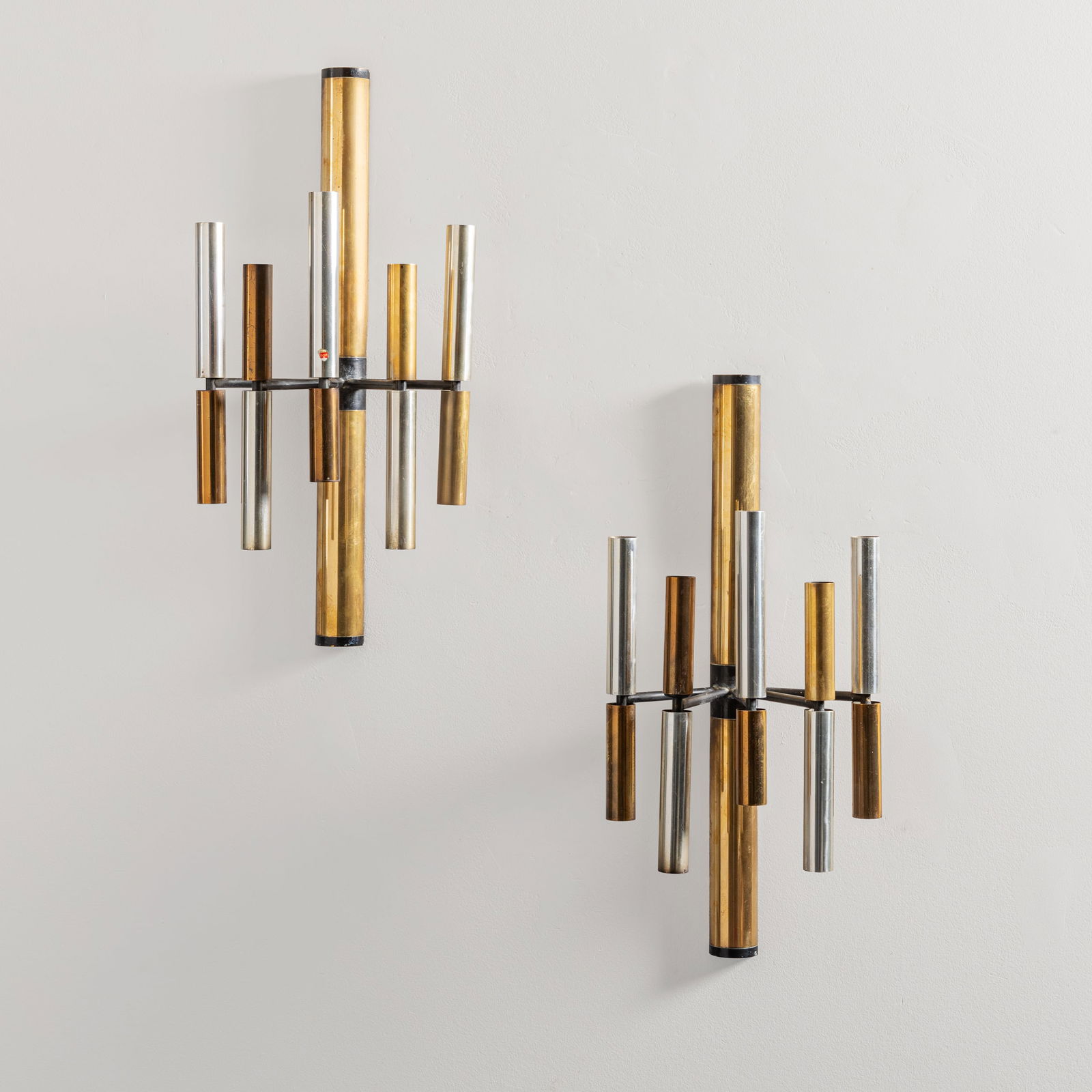 STILNOVO: Coppia di lampade da parete. Metallo verniciato, ottone, metallo cromato. Produzione Stilnovo anni '50. Decalcomania del produttore. cm 60x25x18 A PAIR OF WALL LIGHTS BY STILNOVO Buone condizioni gene