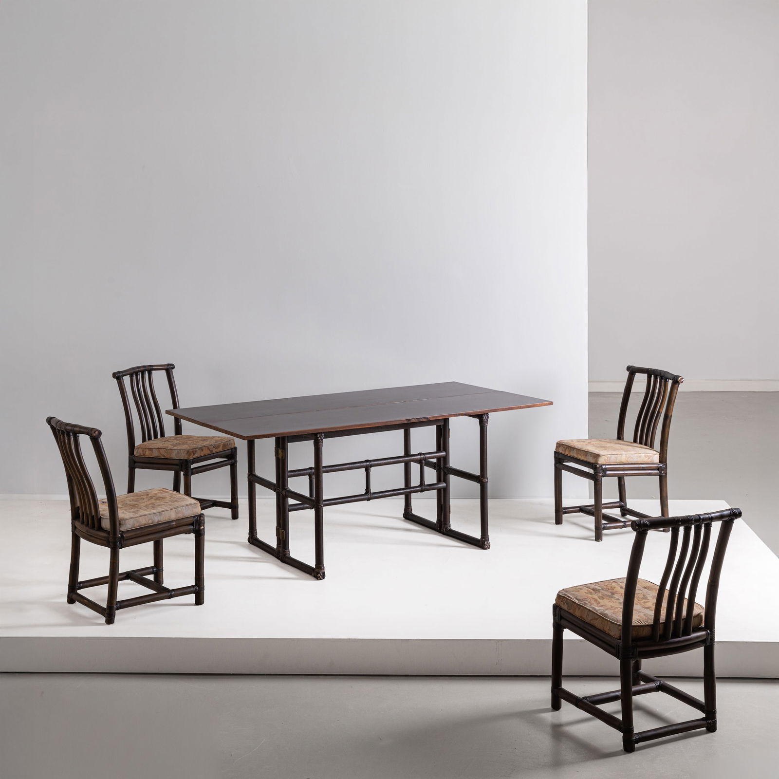 LYDA LEVI: Tavolo/consolle e quattro sedie. Bambù, ottone, midollino. Produzione Mc. Guire anni '70. tavolo cm 73x180x45, aperto cm 73x180x90 sedie cm 86x48x59 A FOLDING CONSOLLE ; TABLE WITH FOUR CHAIRS BY