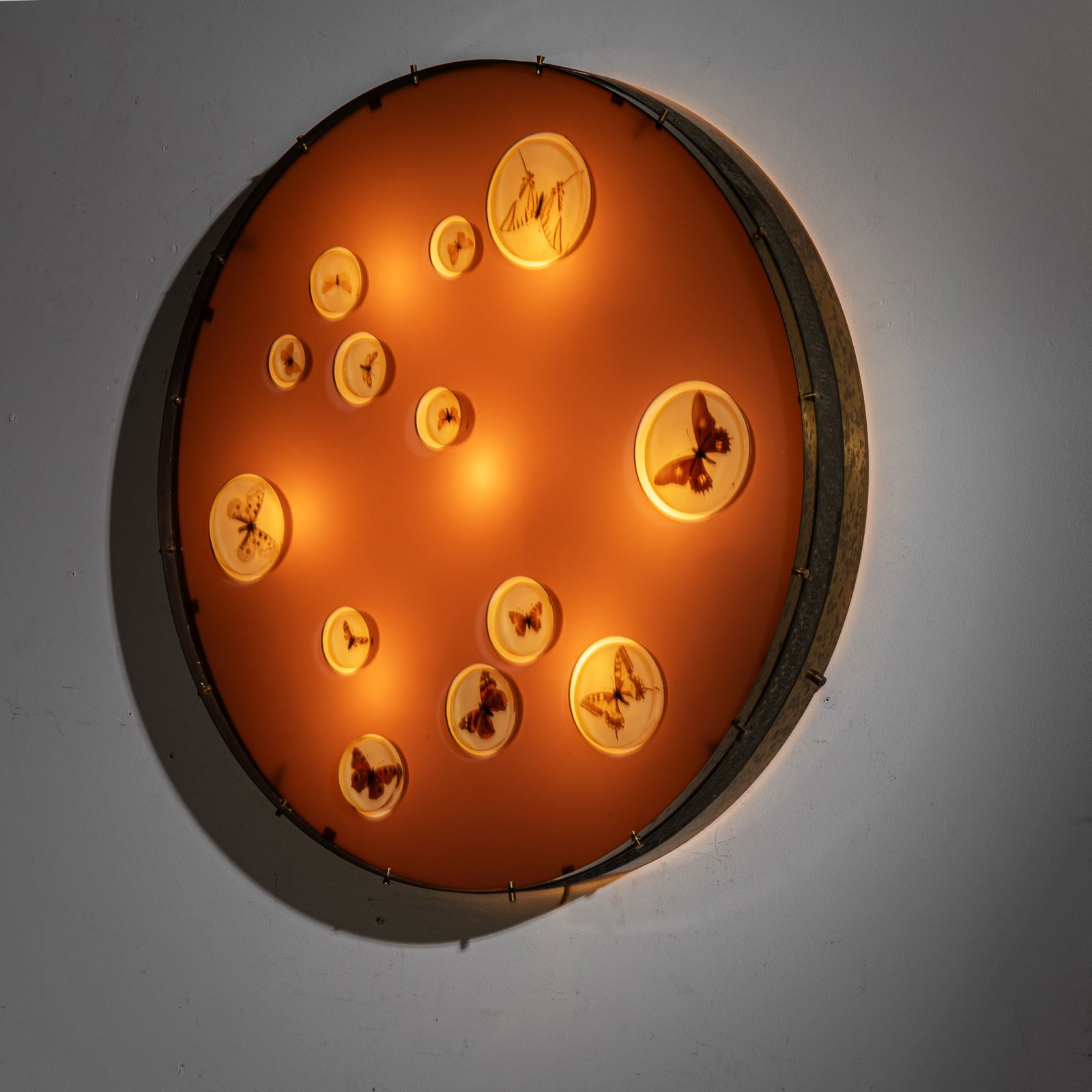 MANIFATTURA ITALIANA: Pannello luminoso. Ottone, resina, metacrilato. Italia anni '50. cm 75x75x10 AN ITALIAN LIGHTENED PANEL Buone condizioni generali. Piccole righe, leggeri graffi e normali segni di usura. Ottone