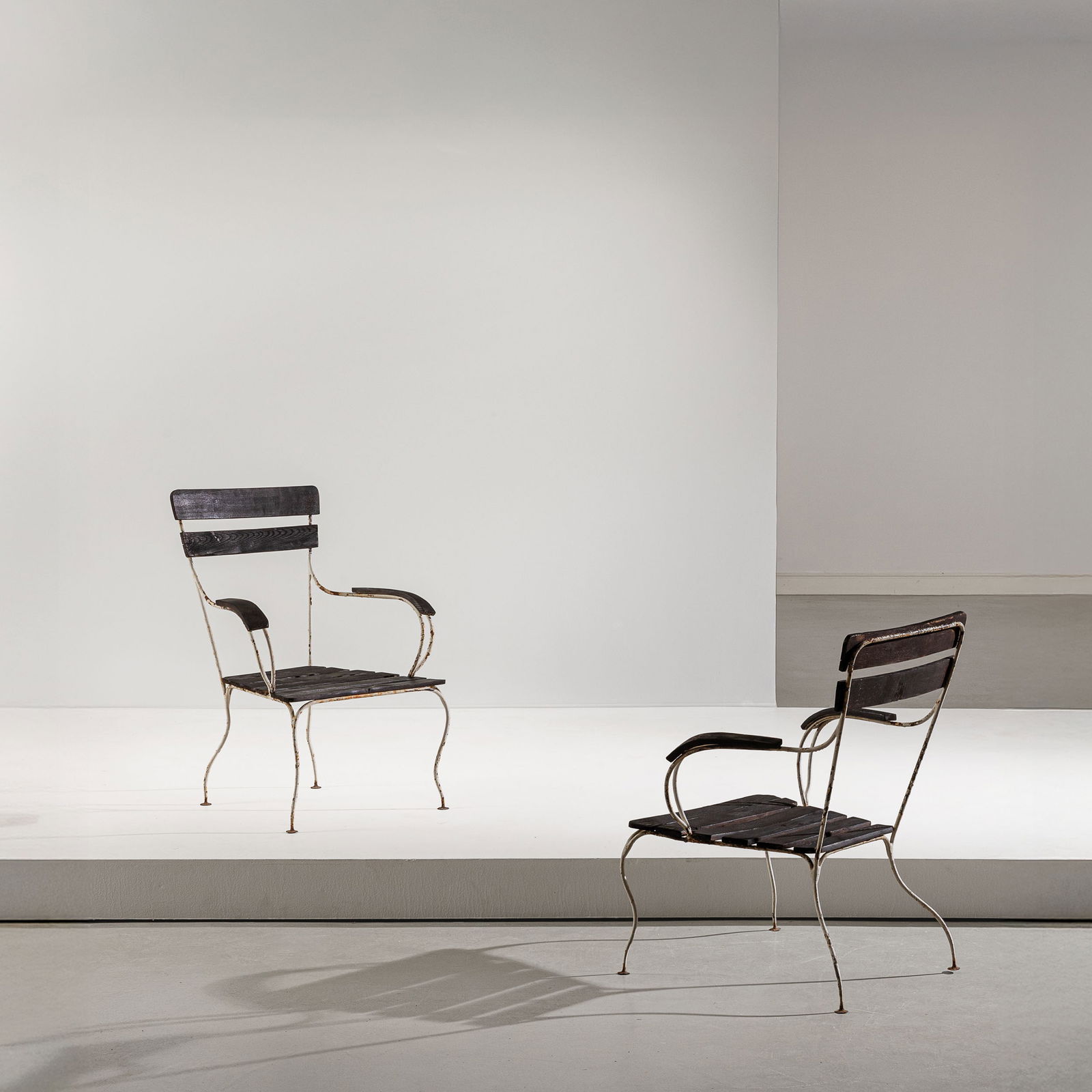 GIO PONTI: Coppia di poltrone. Ferro verniciato, legno tinto. Produzione Casa & Giardino anni '40. Perizia Gio Ponti Archives. cm 82x58x58 A PAIR OF ARMCHAIRS BY G. PONTI Domus n. 124, Aprile 1938, pagina