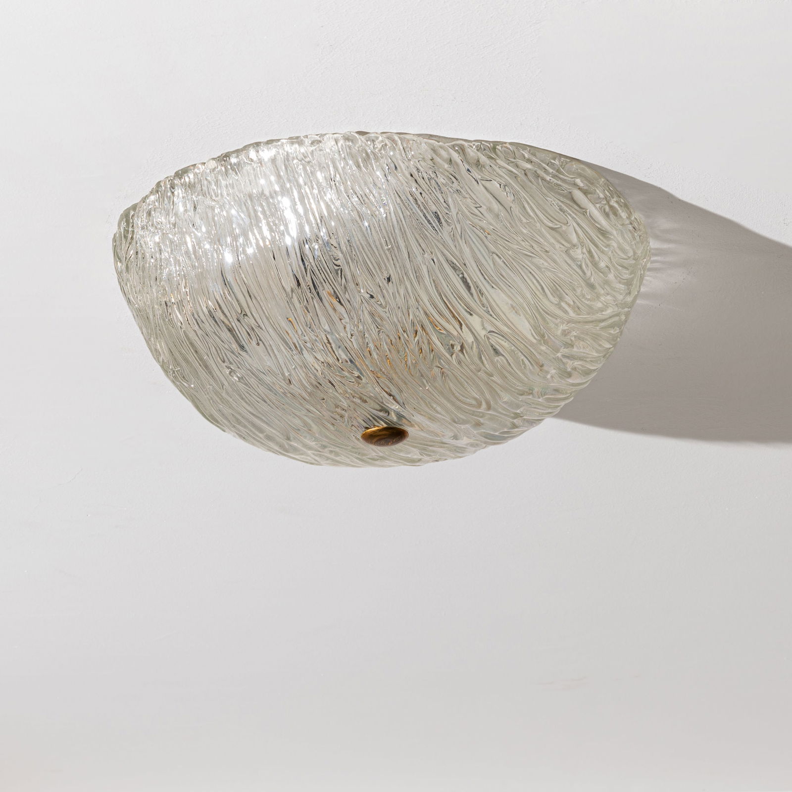 TONI ZUCCHERI: Lampada a plafone. Ottone, vetro corteccia iridescente. Produzione Venini anni '30 cm 16x40x40 A CEILING LAMP BY T. ZUCCHERI Buone condizioni generali. Piccole righe, leggeri graffi, normali segni