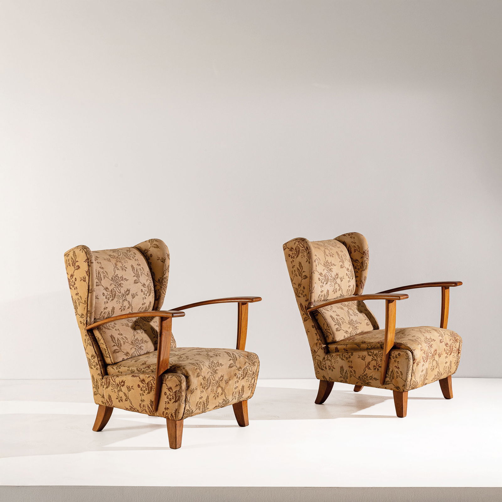 OSVALDO BORSANI: Coppia di poltrone mod. 5491. Legno di noce biondo, tessuto imbottito. Produzione Arredamenti Borsani Varedo, anni '40. cm 96x76,5x100 A PAIR OF ARMCHAIRS BY O. BORSANI G. Bosoni, Osvaldo Borsani arch