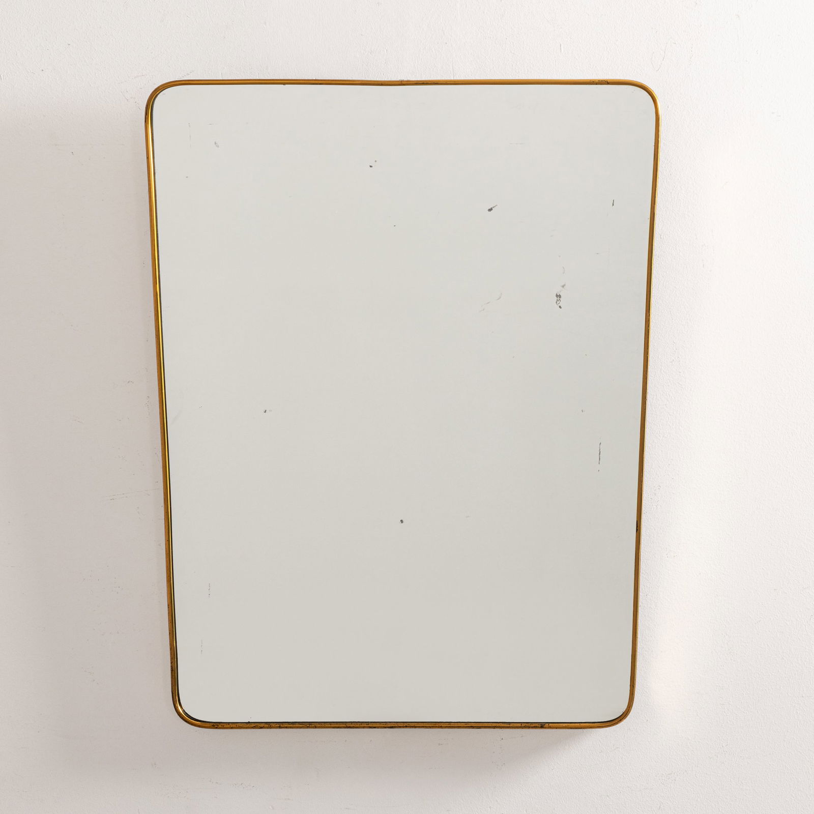 MANIFATTURA ITALIANA: Specchio da parete. Legno, ottone, cristallo specchiato. Italia, anni '50. cm 77x60x3 AN ITALIAN MIRROR Buone condizioni generali. Piccole righe, leggeri graffi, normali segni dovuti all'uso