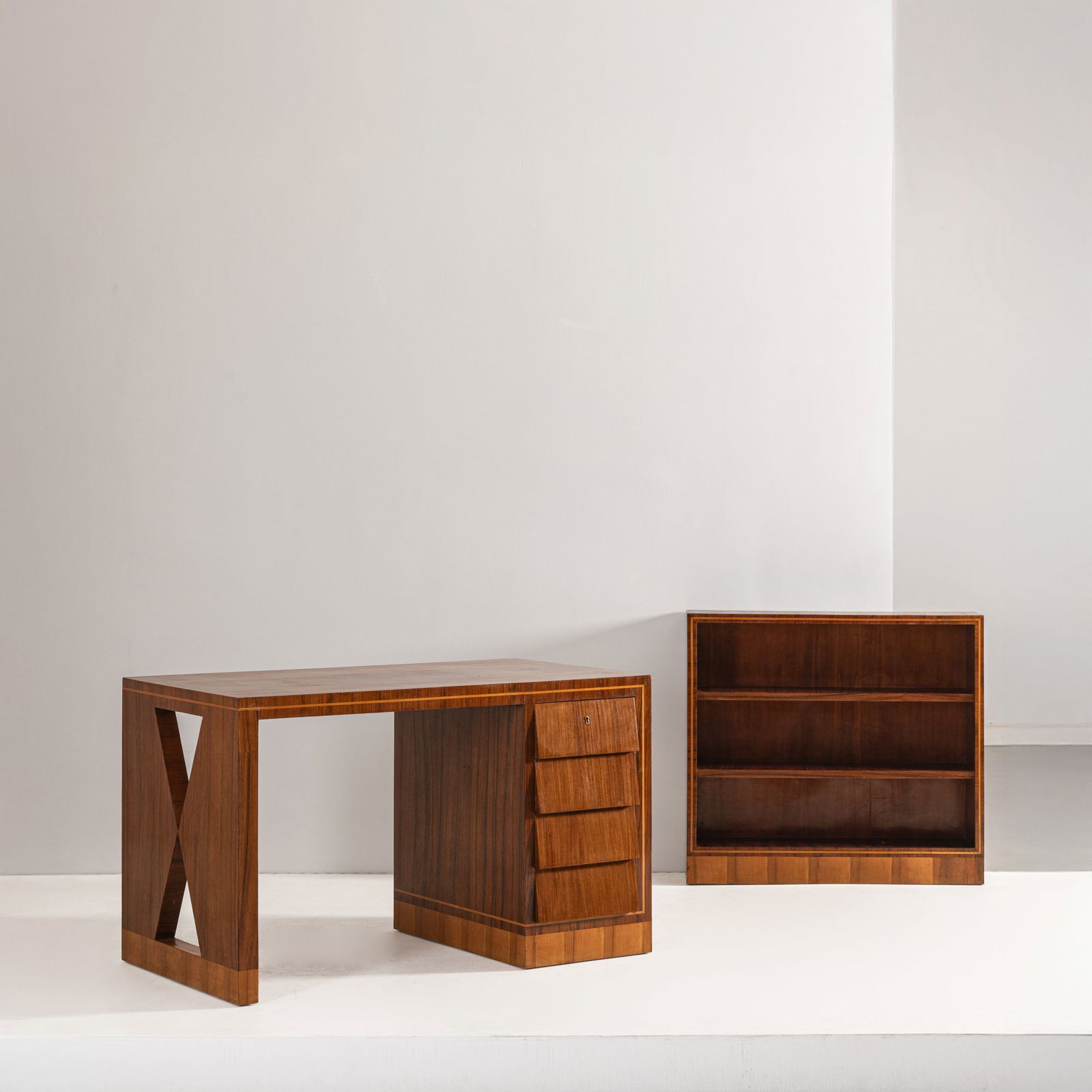 MANIFATTURA ITALIANA: Scrivania con etagere. Legno lastronato in legno di noce. Italia anni '30 cm 79x131x73 scrittoio; cm 86x89x26 etagere. AN ITALIAN DESK WITH BOOKCASE Buone condizioni generali. Leggeri