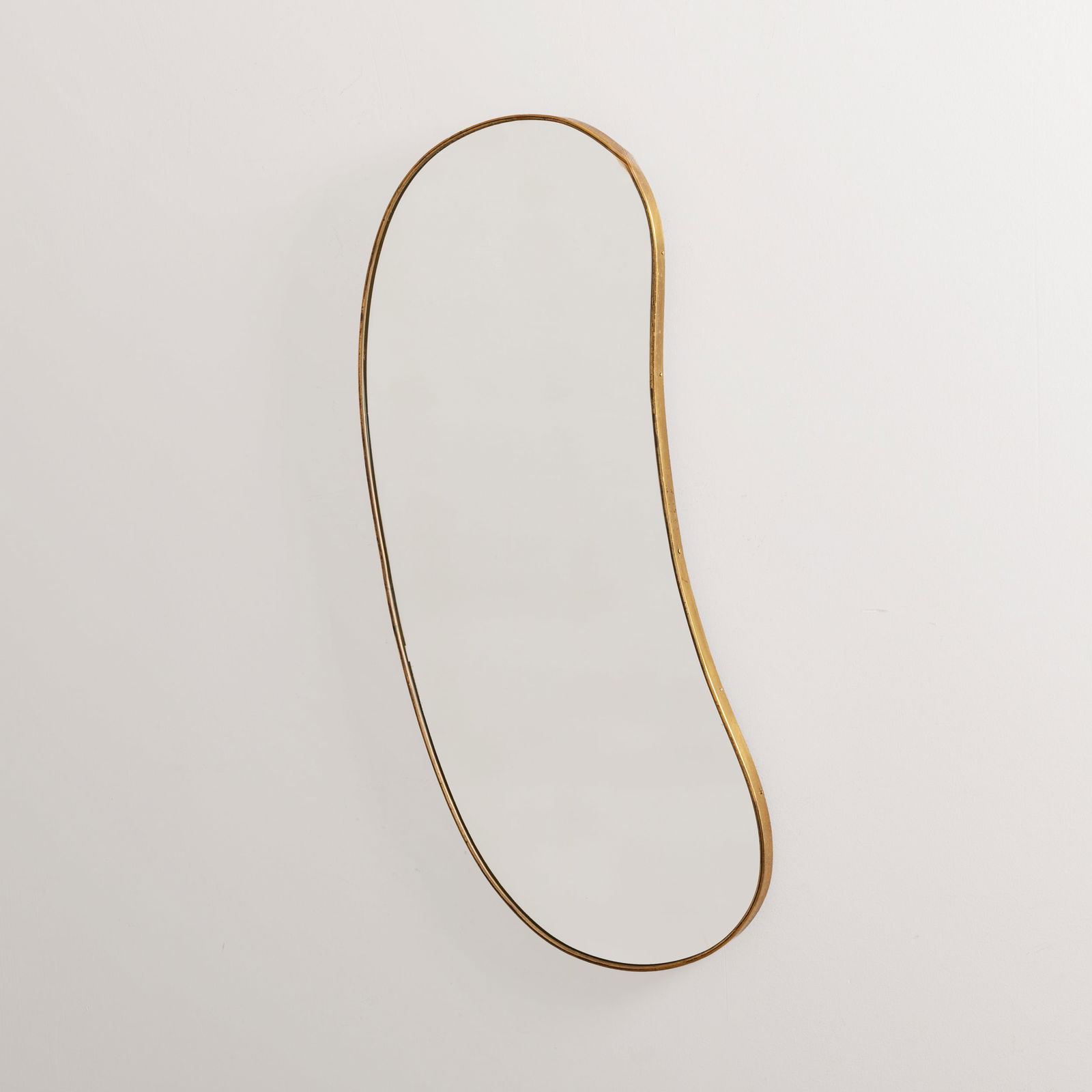 MANIFATTURA ITALIANA: Specchio da perete. Legno, ottone, cristallo specchiato. Italia anni '50 cm 100x40x2,5 AN ITALIAN MIRROR Buone condizioni generali. Piccole righe, leggeri graffi, normali segni dovuti all'uso quotidia