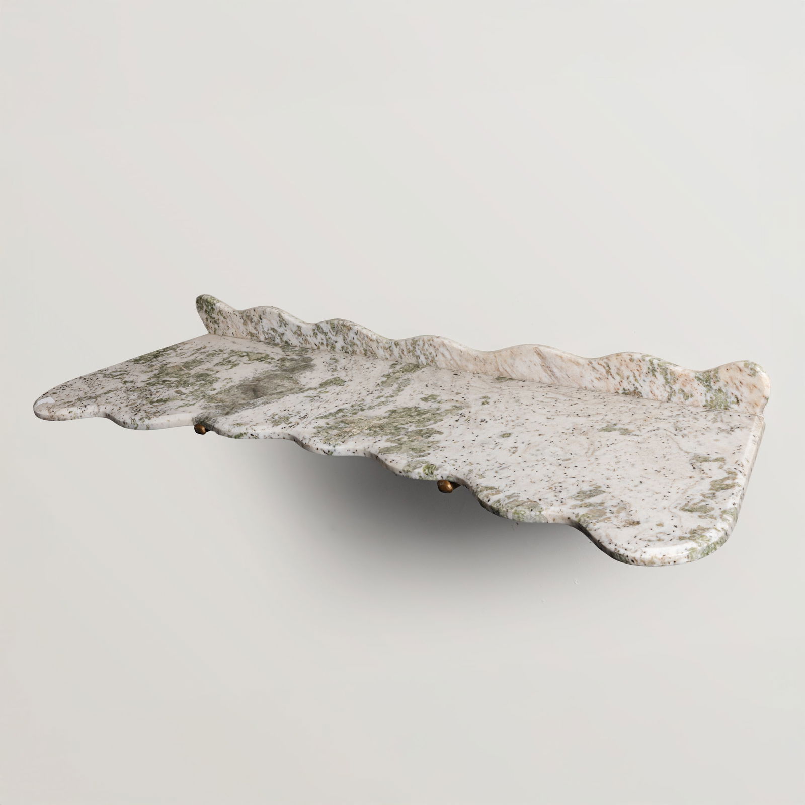 MANIFATTURA ITALIANA: Consolle pensile. Marmo, ottone. Italia anni '40. cm 10x138x44 AN ITALIAN CONSOLLE Buone condizioni generali. Piccole righe, leggeri graffi, normali segni di usura. Ottone in patina. Lieve ossidazione