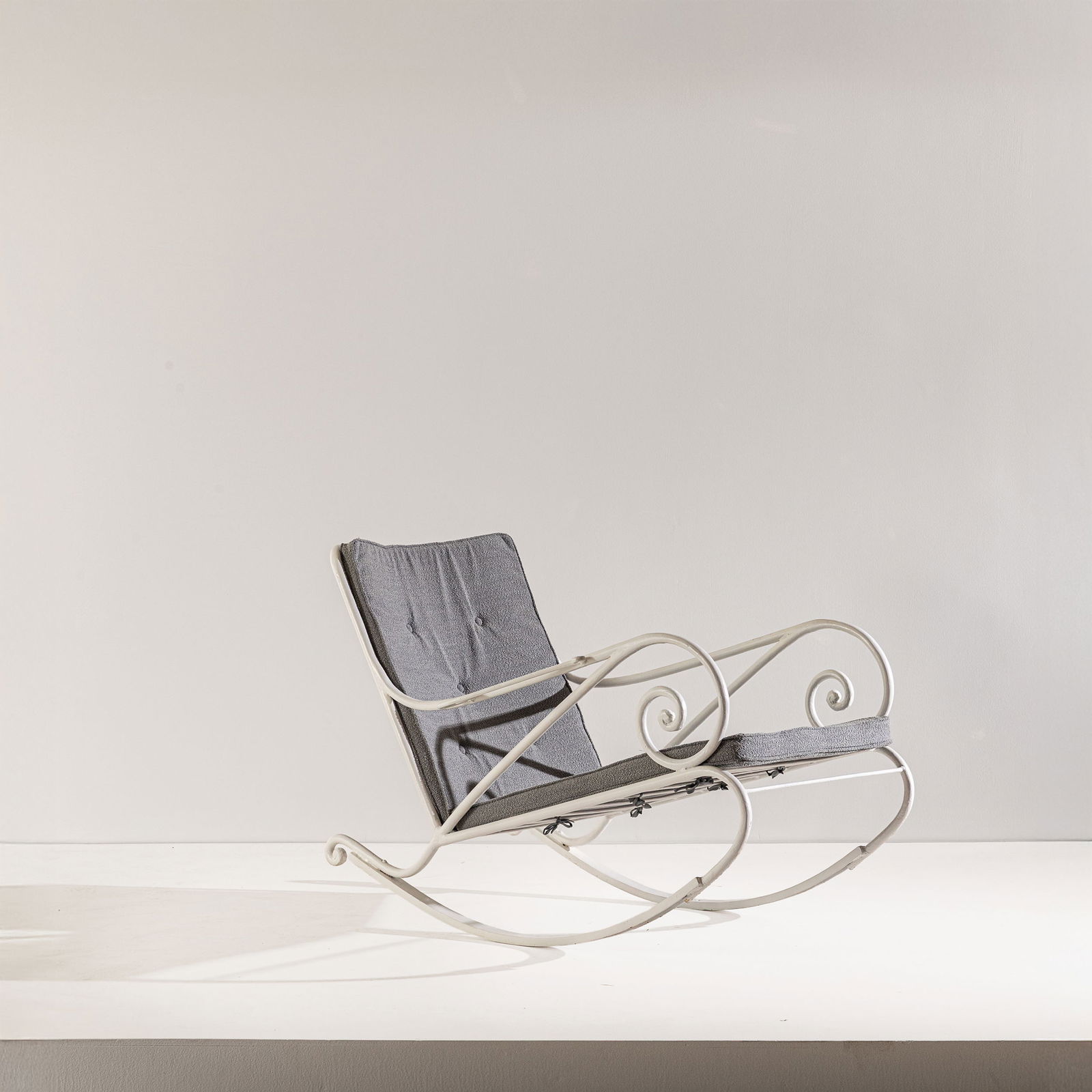 GIO PONTI: Dondolo da giardino. Metallo verniciato. Produzione Casa & Giardino, anni '50. cm 81x81x118 A RCOKING CHAIR BY G. PONTI Buone condizioni generali. Piccole righe, leggeri graffi, normali segni di usura