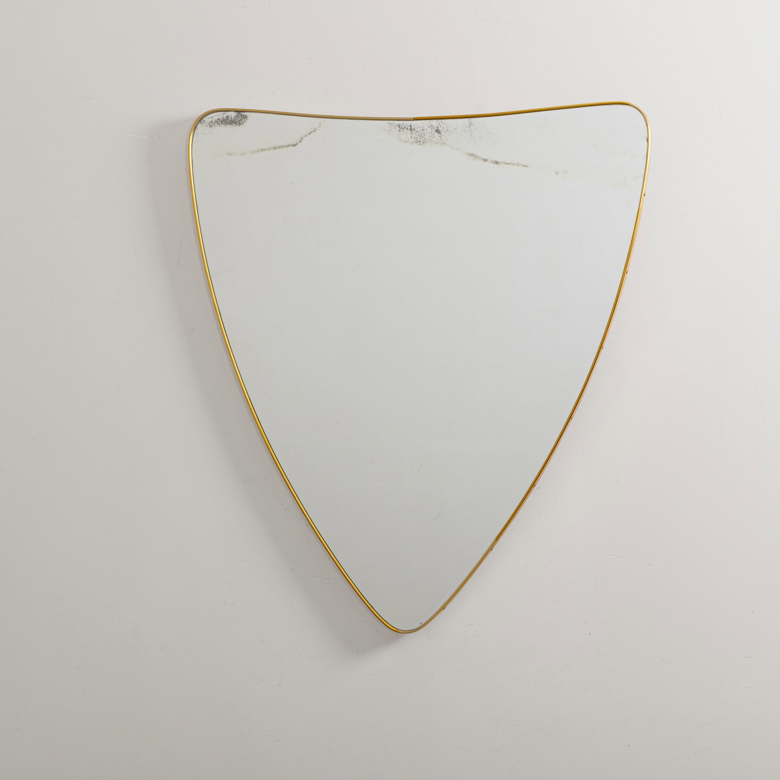 MANIFATTURA ITALIANA: Specchio da parete. Legno, ottone, cristallo specchiato. Italia anni '50. cm 105x94x3,5 AN ITALIAN MIRROR Buone condizioni generali. Piccole righe, leggeri graffi, lievi segni di usura dovuti all?uso