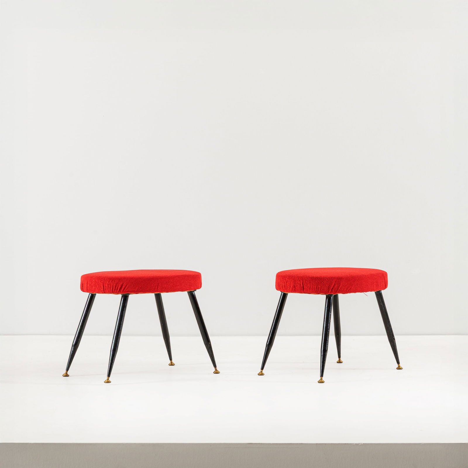 MANIFATTURA ITALIANA: Coppia di sgabelli. Metallo verniciato, ottone, tessuto imbottito. Italia anni '50. cm 36x47x35 A PAIR OF ITALIAN STOOLS Buone condizioni generali. Piccole righe, leggeri graffi, normali segni di usur