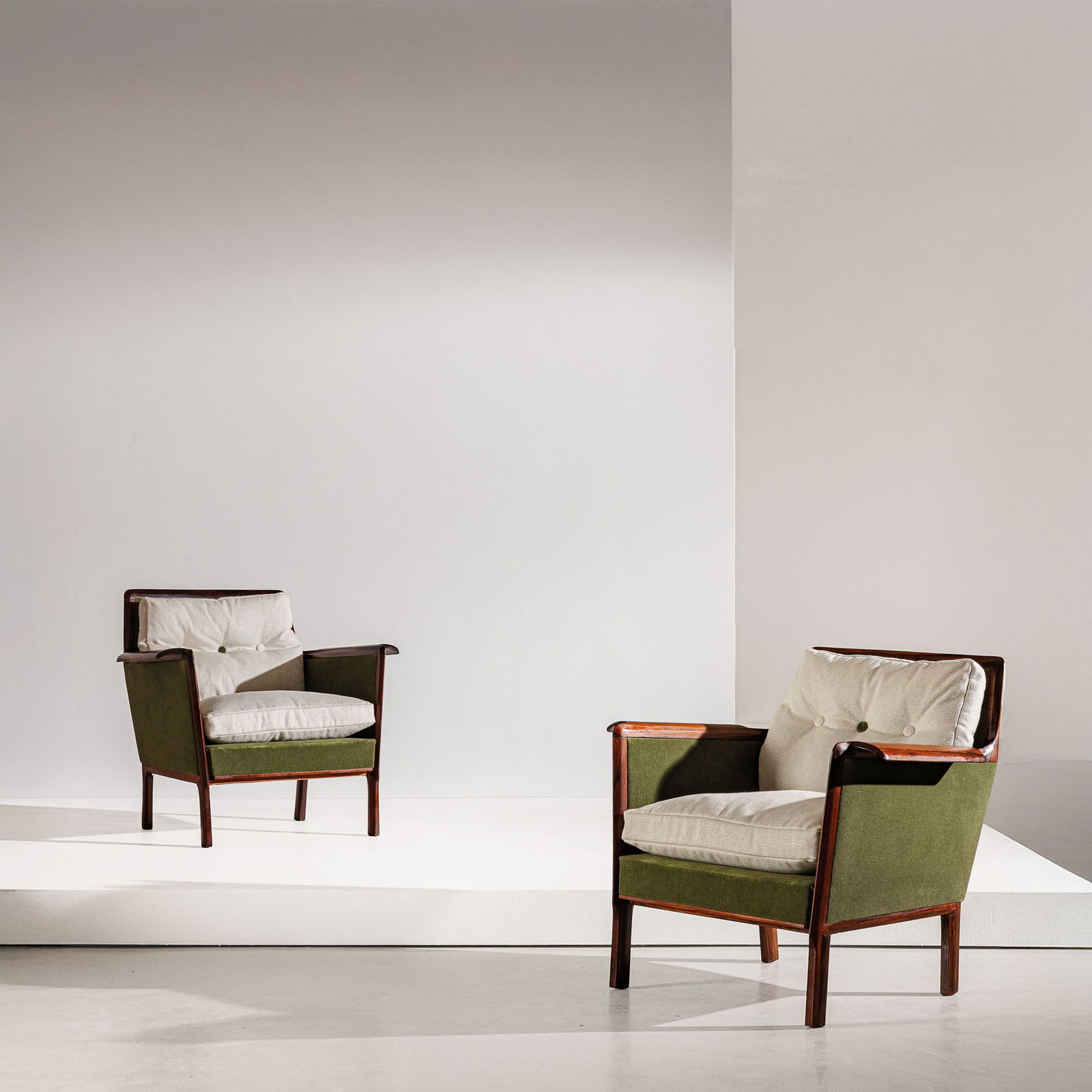 PAOLO BUFFA: Coppia di poltrone. Legno esotico, tessuto imbottito. Italia, anni '60. Certificato Archivio Paolo Buffa Eredi Marelli. cm 82x87x70 A PAIR OF ARMCHAIRS BY P. BUFFA Buone condizioni. Righe graffi segni