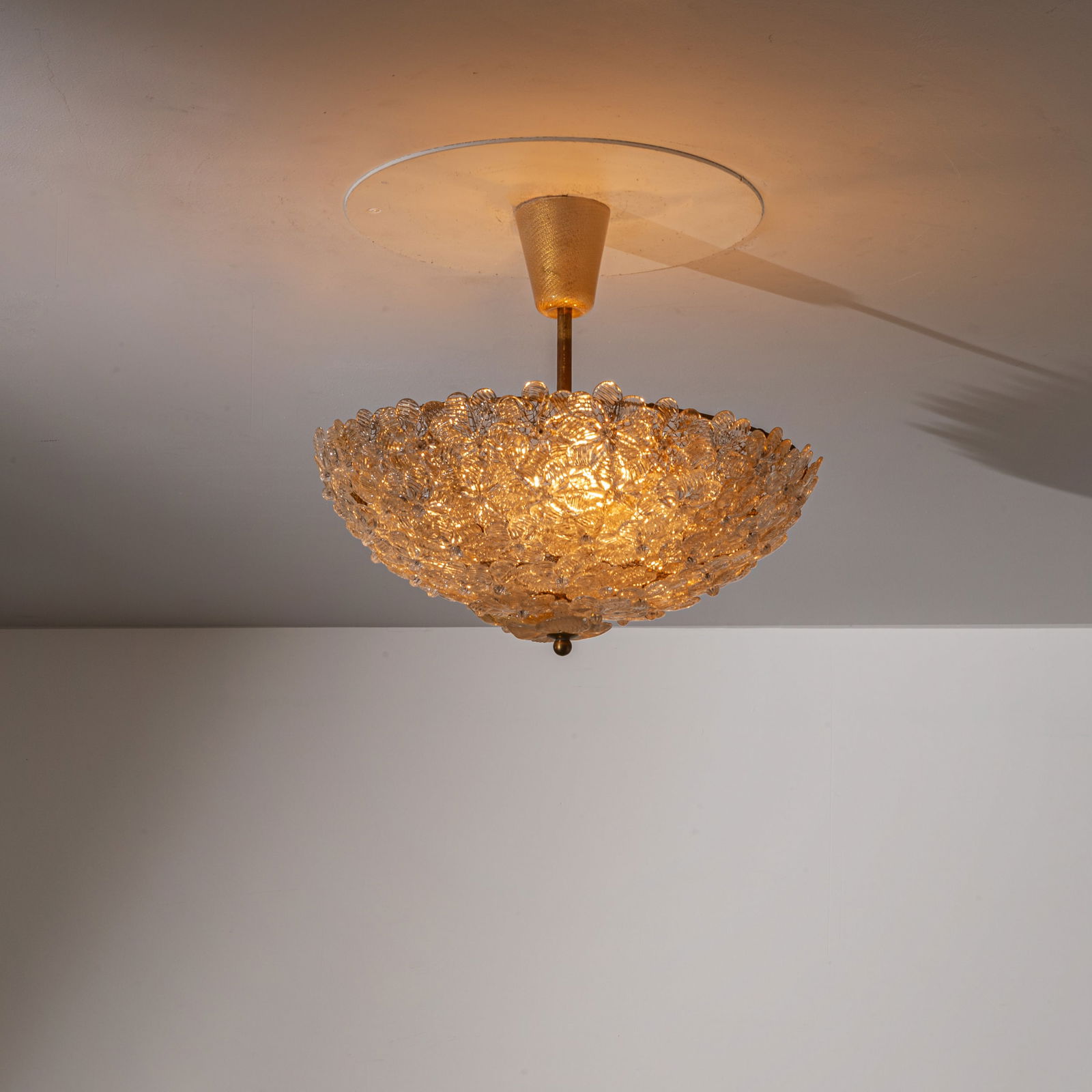 ARCHIMEDE SEGUSO: Lampada a sospensione. Metasllo verniciato, vetro lavorato a caldo. Produzione Seguso Vetri d'Arte anni '60. cm 42x42x42 A CEILING LAMP BY A. SEGUSO Buone condizioni generali. Piccole righe, leggeri g