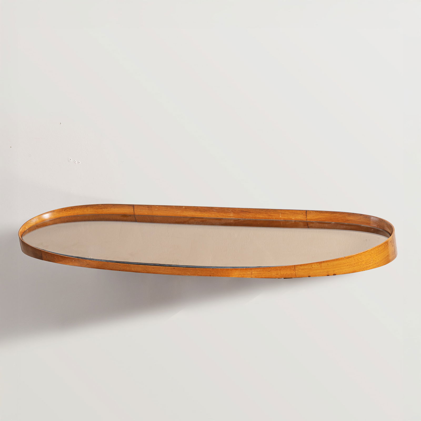 MANIFATTURA ITALIANA: Consolle pensile. Legno, vetro specchiato bronzo. Italia anni '50. cm 8x105x32 AN ITALIAN HANGING CONSOLLE Buone condizioni generali. Piccole righe, leggeri graffi, normali segni di usura. 