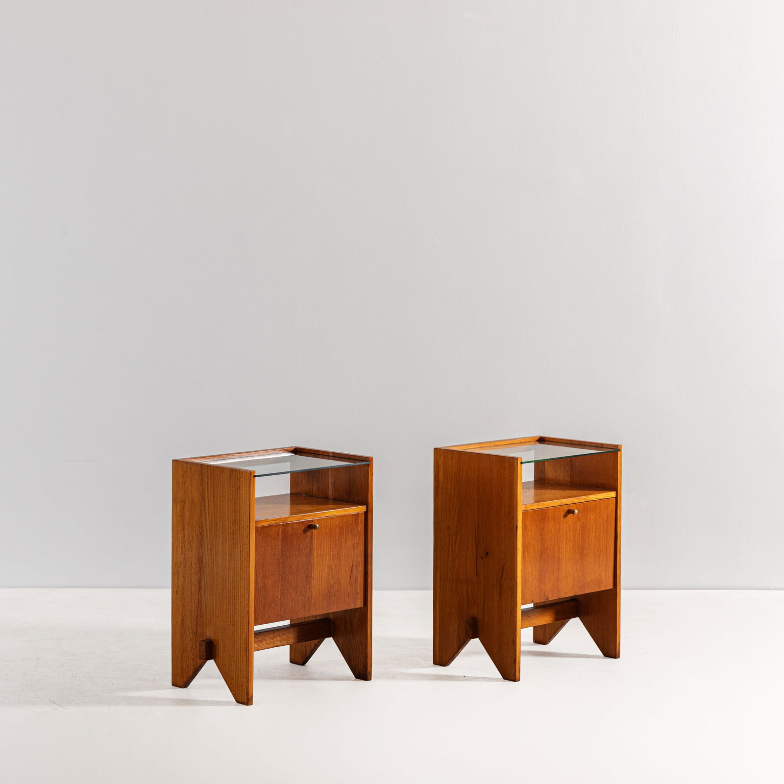 SCUOLA DI TORINO: Due comodini. Legno di rovere, ottone, cristallo molato. Provenienza, Collegio Einaudi, Torino; produzione ISA Bergamo, 1955 ca. cm 60x44x32 A 'SCUOLA DI TORINO' PAIR OF BEDSIDE TABLES Discrete