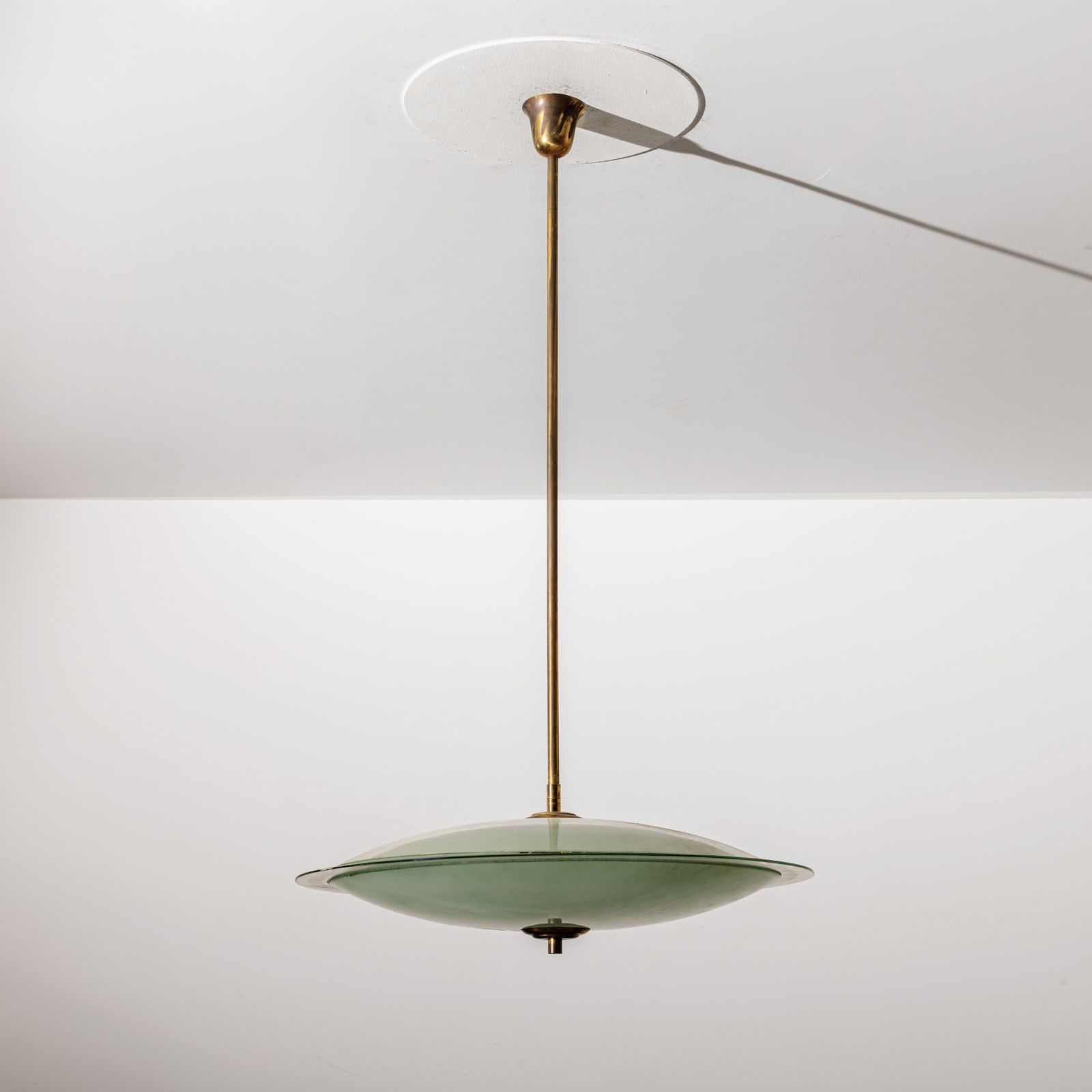 MANIFATTURA ITALIANA: Lampada a sospensione. Ottone, cristallo curvato, sabbiato e molato. Italia anni '50. cm 100x60x60 AN ITALIAN CEILING LAMP Buone condizioni generali. Piccole righe, leggeri graffi, normali segni
