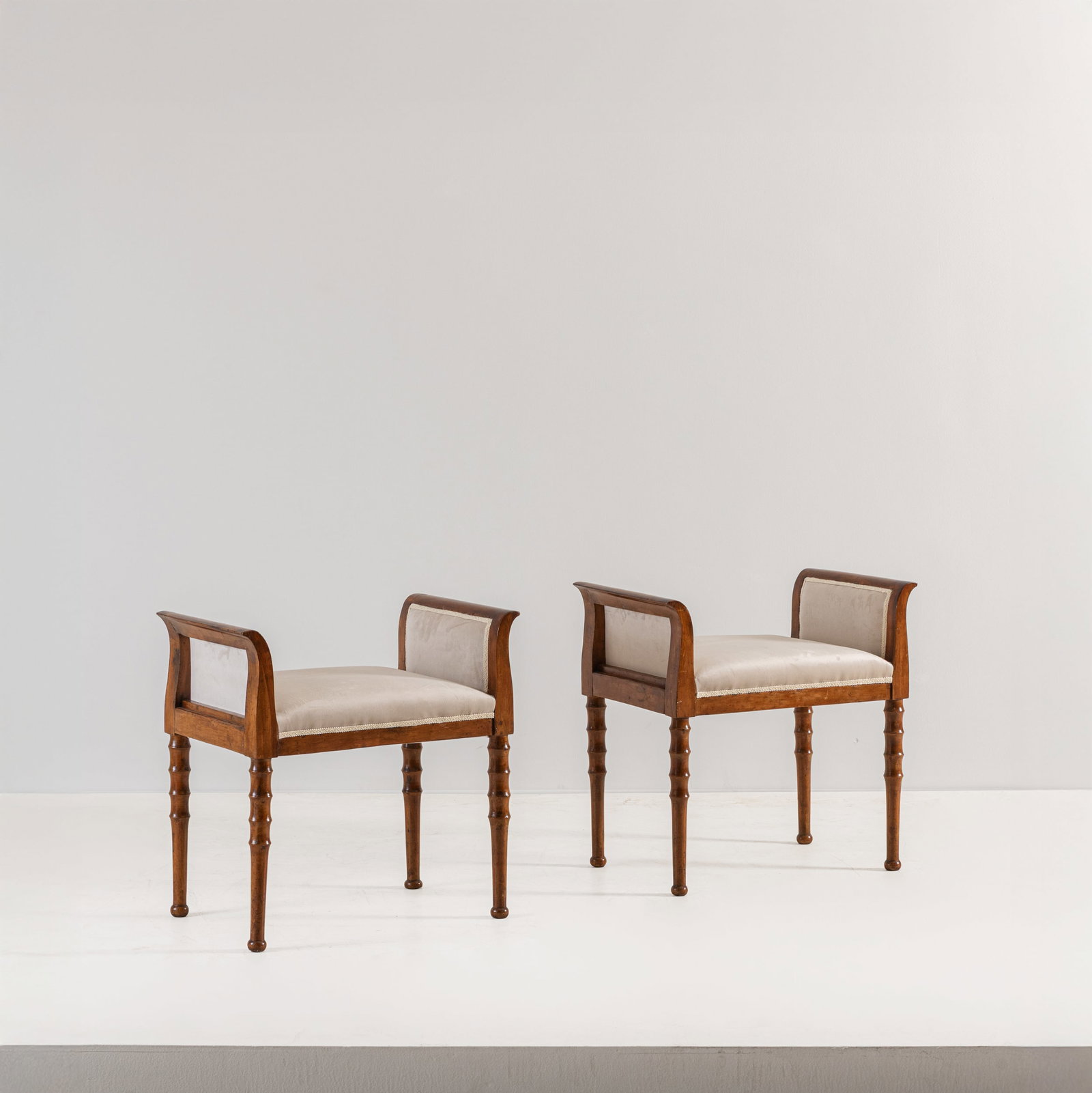MANIFATTURA ITALIANA: Coppia di sgabelli. Legno di noce, tessuto imbottito. Italia anni '40. cm 63x64x40 A PAIR OF ITALIAN STOOLS Buone condizioni generali. Piccole righe, leggeri graffi, normali segni di usura. Piccole ma