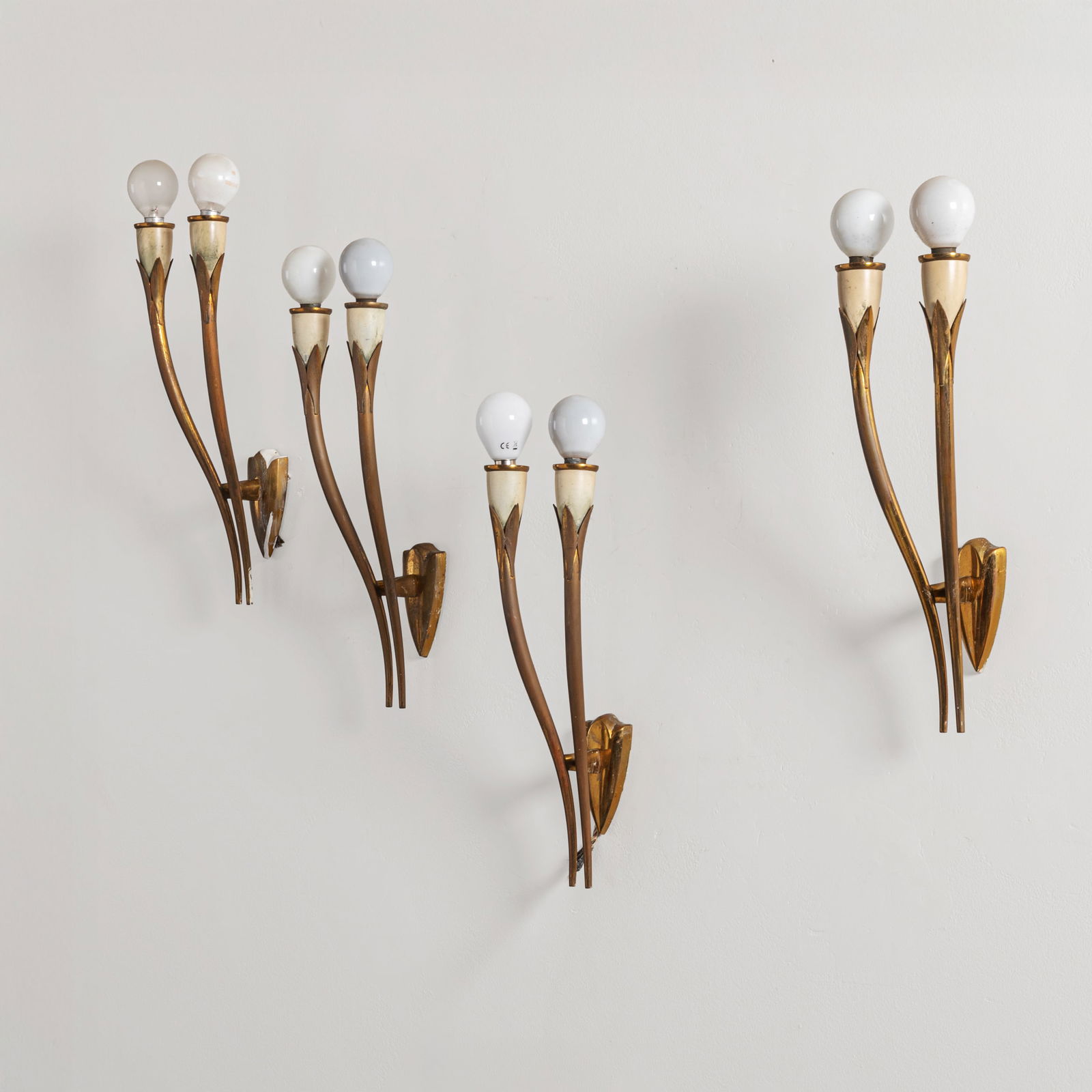 OSCAR TORLASCO: Quattro lampade da parete. Ottone, alluminio verniciato. Produzione Lumi Milano anni '50. cm 40x11x12,5 FOUR WALL LIGHTS BY O. TORLASCO Buone condizioni generali. Piccole righe, leggeri graffi,