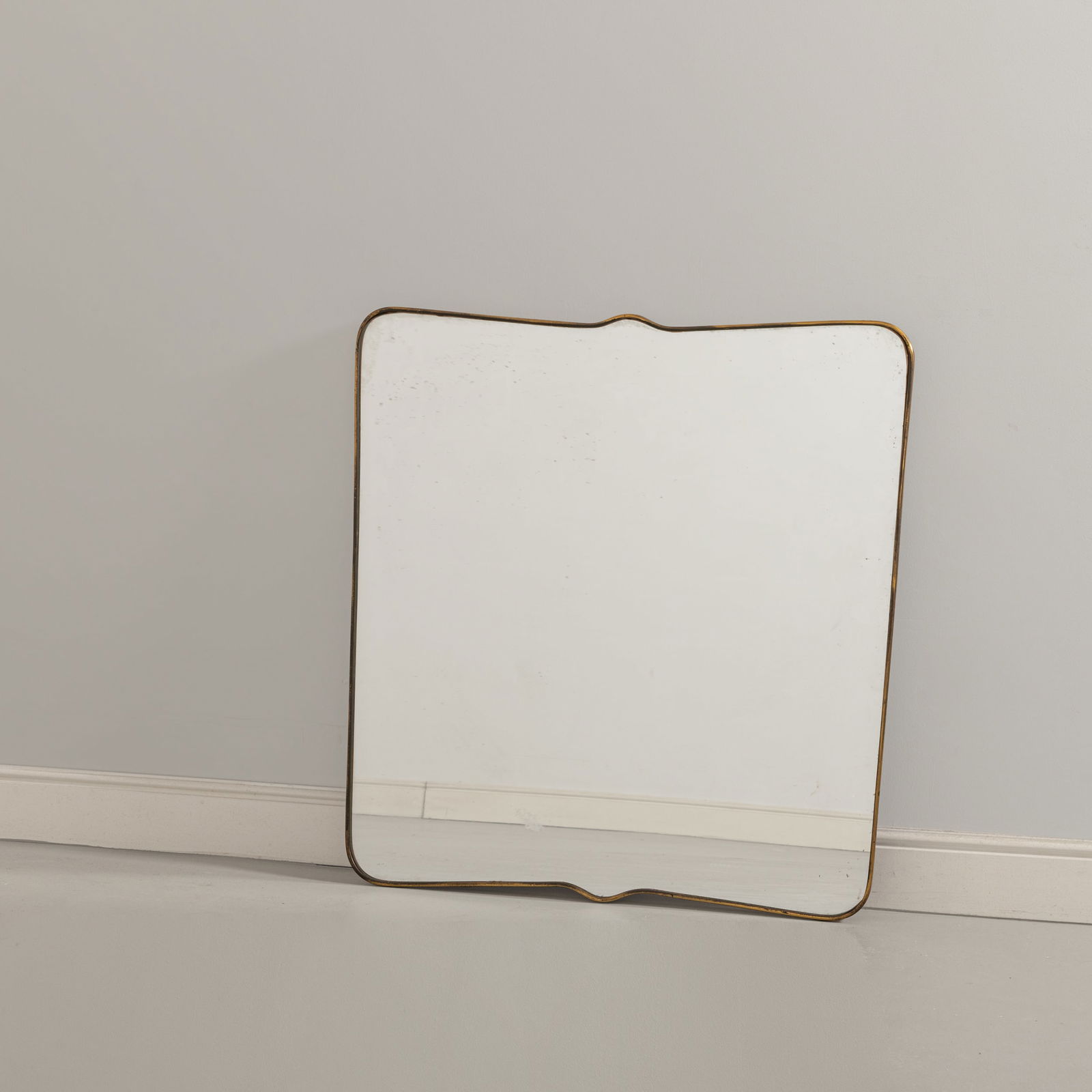 MANIFATTURA ITALIANA: Specchio da parete. Legno, ottone, cristallo specchiato. Italia anni '50. cm 86,5x84x3 AN ITALIAN MIRROR Buone condizioni generali. Piccole righe, leggeri segni di usura. Lieve ossidazione.
