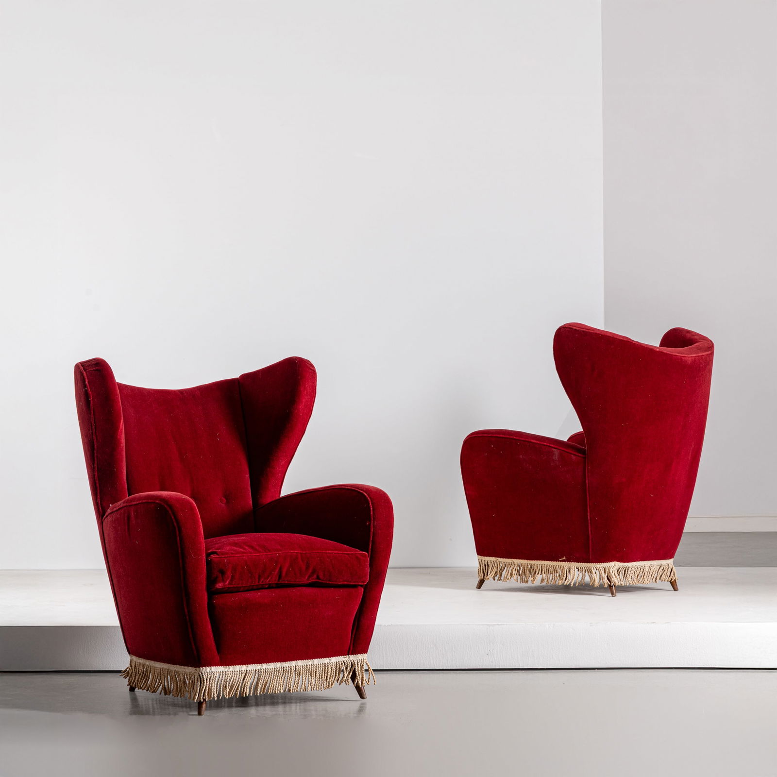 CARLO ENRICO RAVA (ATTRIB. A): Coppia di poltrone. Legno tornito, tessuto imbottito. Italia anni '40. cm 102x84x87 A PAIR OF ARMCHAIRS ATTRIBUTED TO C. E. RAVA Buone condizioni generali. Righe, graffi, normali segni di usura.