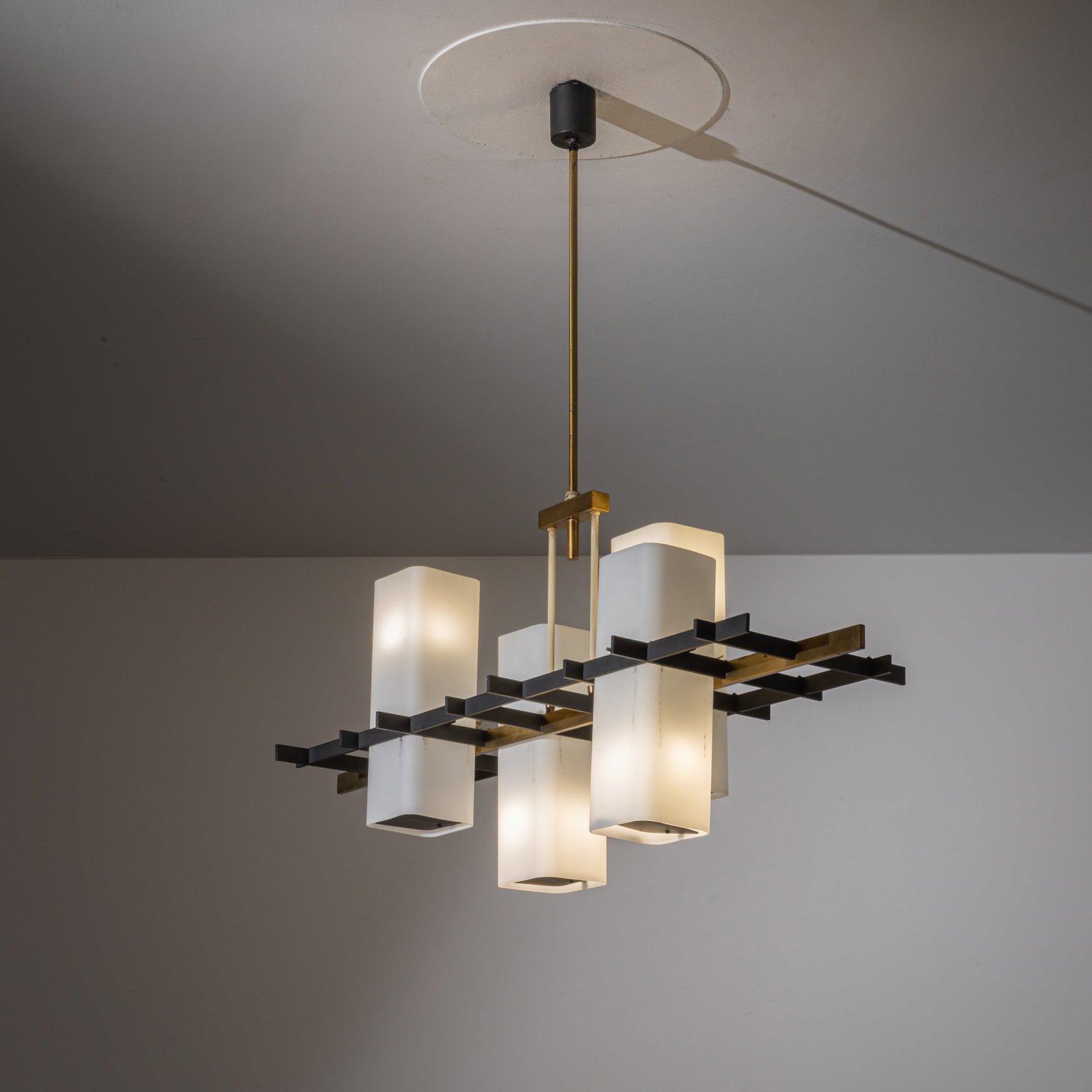 STILUX: Lampada a sospensione. Ottone, metallo verniciato, vetro opalino satinato. Italia anni '60. cm 95x100x35 ca A CEILING LAMP BY STILUX Buone condizioni generali. Piccole righe, leggeri graffi, normali s