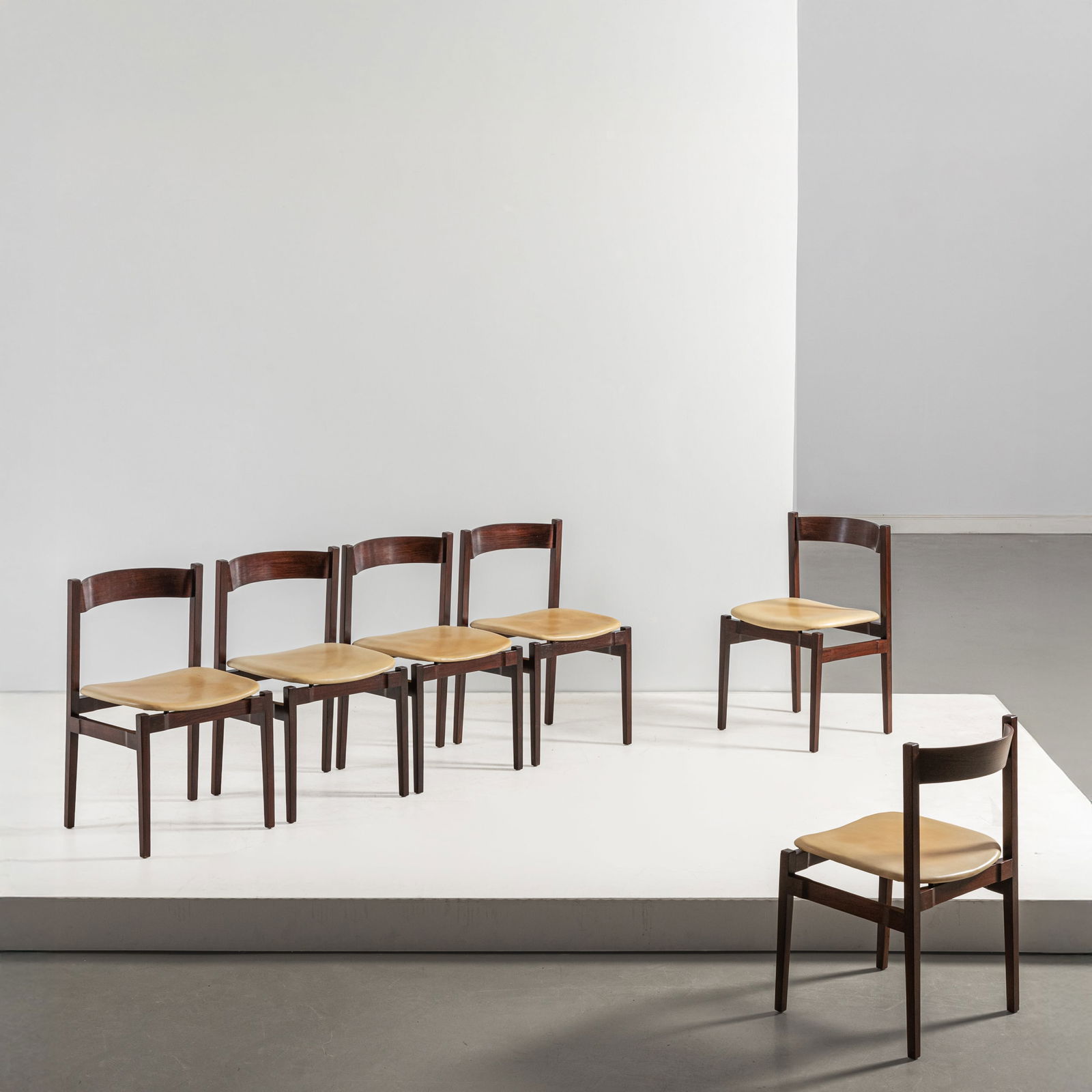 GIANFRANCO FRATTINI: Sei sedie mod. 104. Legno esotico massello, compensato curvato , vinilpelle imbottita. Produzione Cassina anni '60. cm 77x46x47 SIX CHAIRS BY G. FRATTINI G. Gramigna, Repertorio 1950-1980,