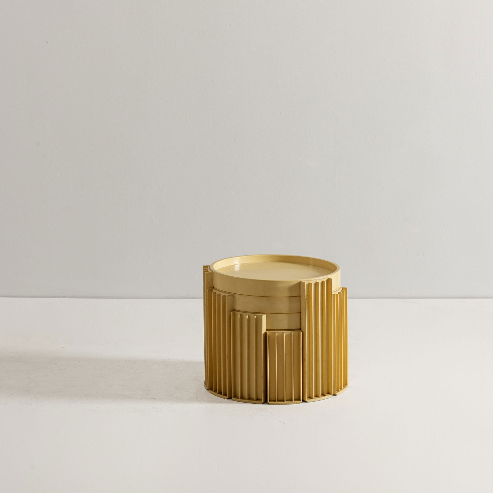 GIANFRANCO FRATTINI: Quattro tavolini impilabili mod. Marema. Abs stampato. Produzione Cassina, fine anni '60. Marchio della manifattura a rilievo. cm 38x42, cm 33x42, cm 28x42, cm 23x42 FOUR NEST TABLES BY G. FRATTINI