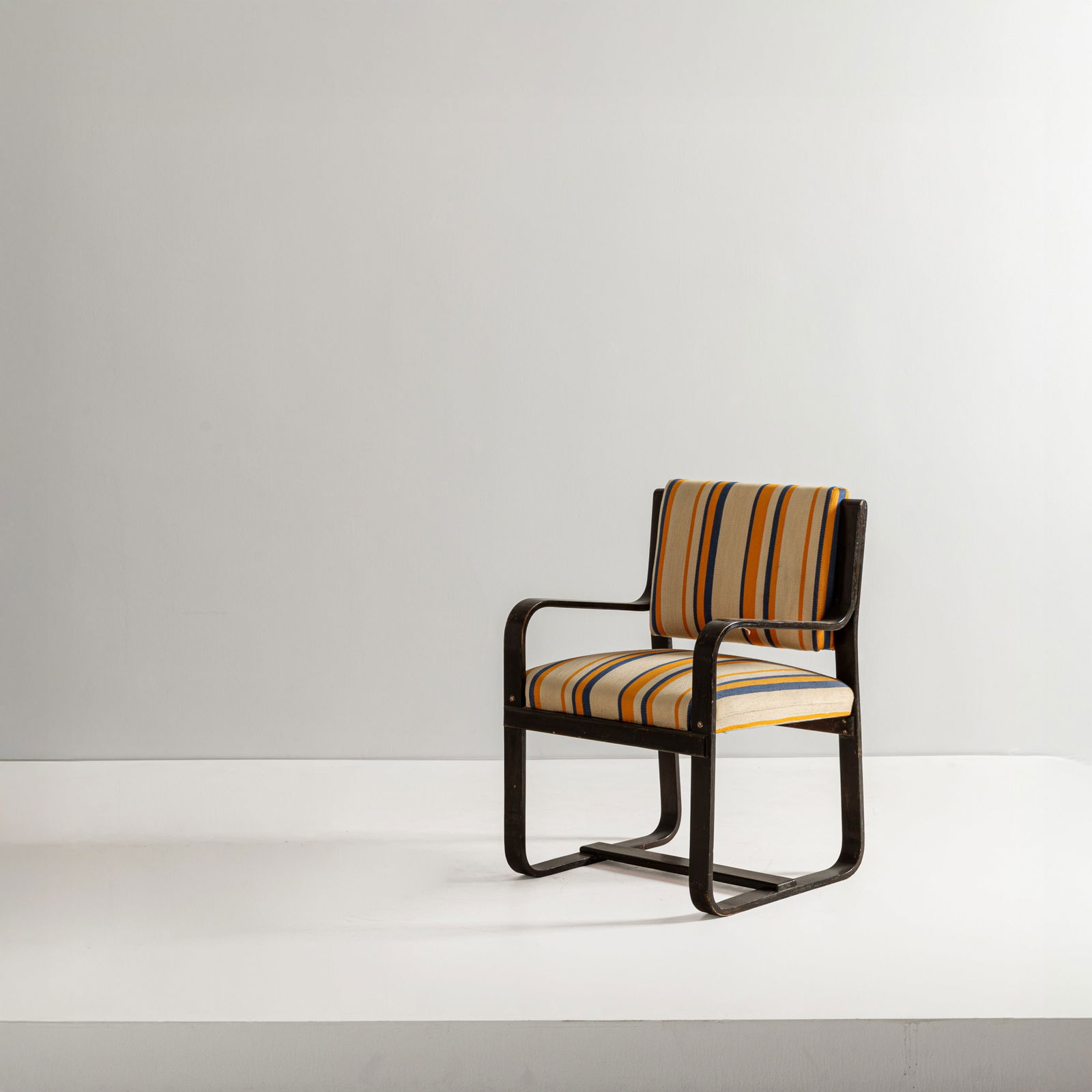GIUSEPPE PAGANO: Poltrona. Multistrato curvato, tessuto imbottito. Produzione Maggioni, 1940 ca. cm 86x60x57 ca A LOUNGE CHAIR BY G. PAGANO Domus, n. 170, febbraio 1942, copertina e p. 52; Irene de Guttry, Maria
