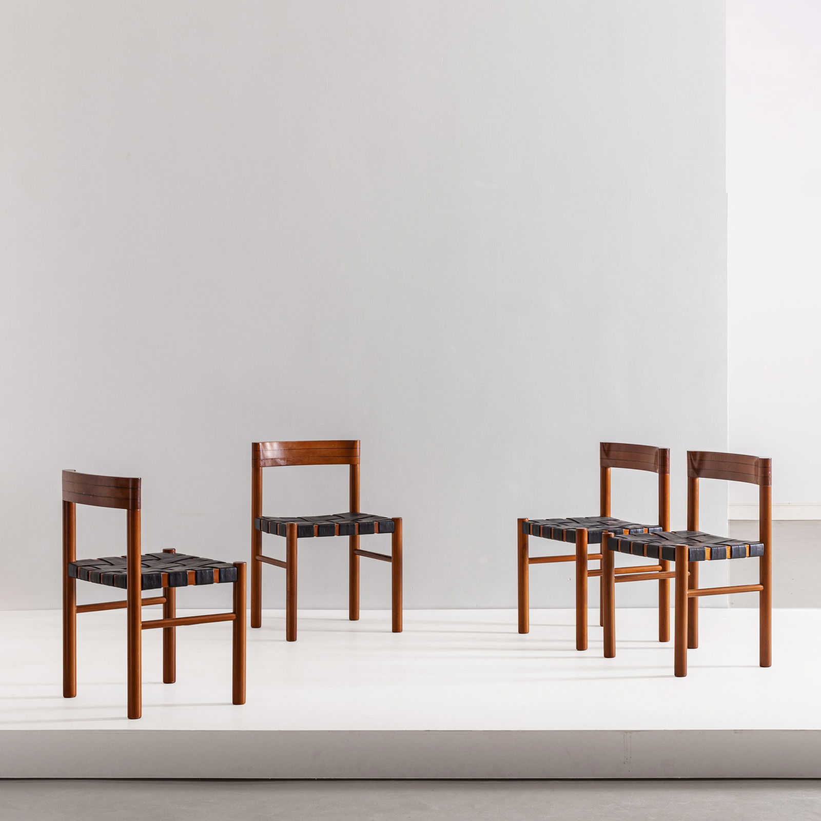 MANIFATTURA ITALIANA: Quattro sedie. Legno di teak, cuoio intrecciato. Italia anni '60. cm 77x51x50 FOUR ITALIAN CHAIRS Buone condizioni generali. Piccole righe, leggeri graffi, normali segni di usura. Piccole