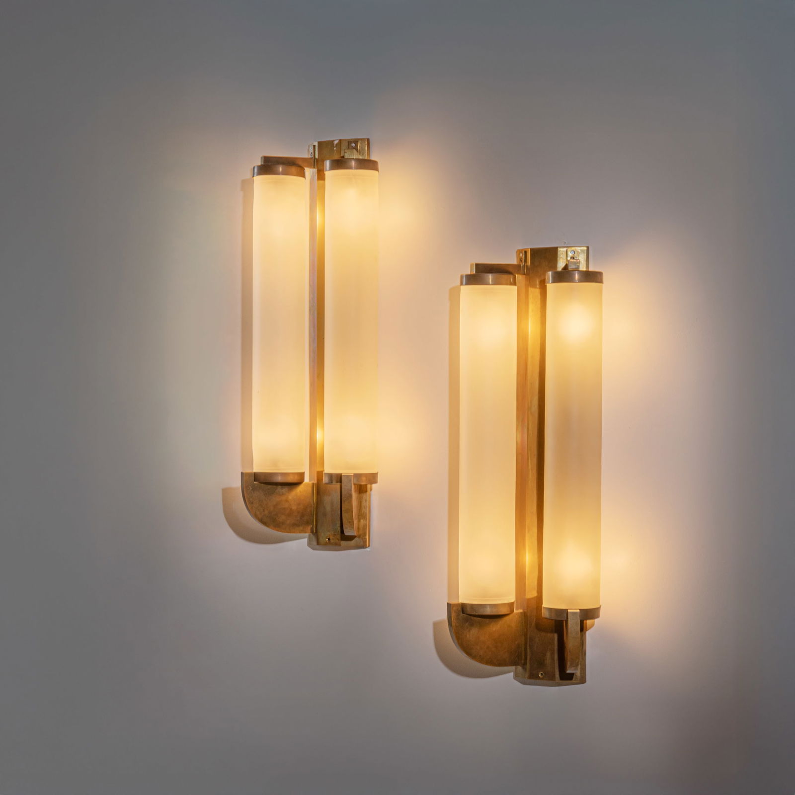 FONTANA ARTE (ATTRIB. A): Due lampade da parete. Ottone, vetro sabbiato. Italia, anni '50. cm 78x30x14 TWO WALL LAMPS ATTRIBUTED TO FONTANA ARTE Buone condizioni generali. Piccole righe, leggeri graffi, normali segni di