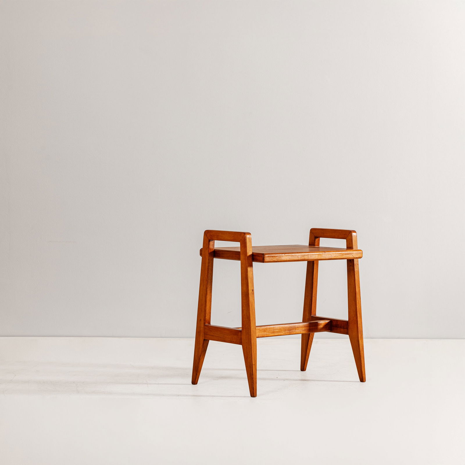 GIO PONTI (ATTRIB. A): Tavolo da appoggio. Legno di noce, legno di faggio. Probabile produzione Schirolli, anni '50. cm 53x35x50 AN OCCASIONAL TABLE ATTRIBUTED TO G. PONTI Buone condizioni, piccole righe, segni di