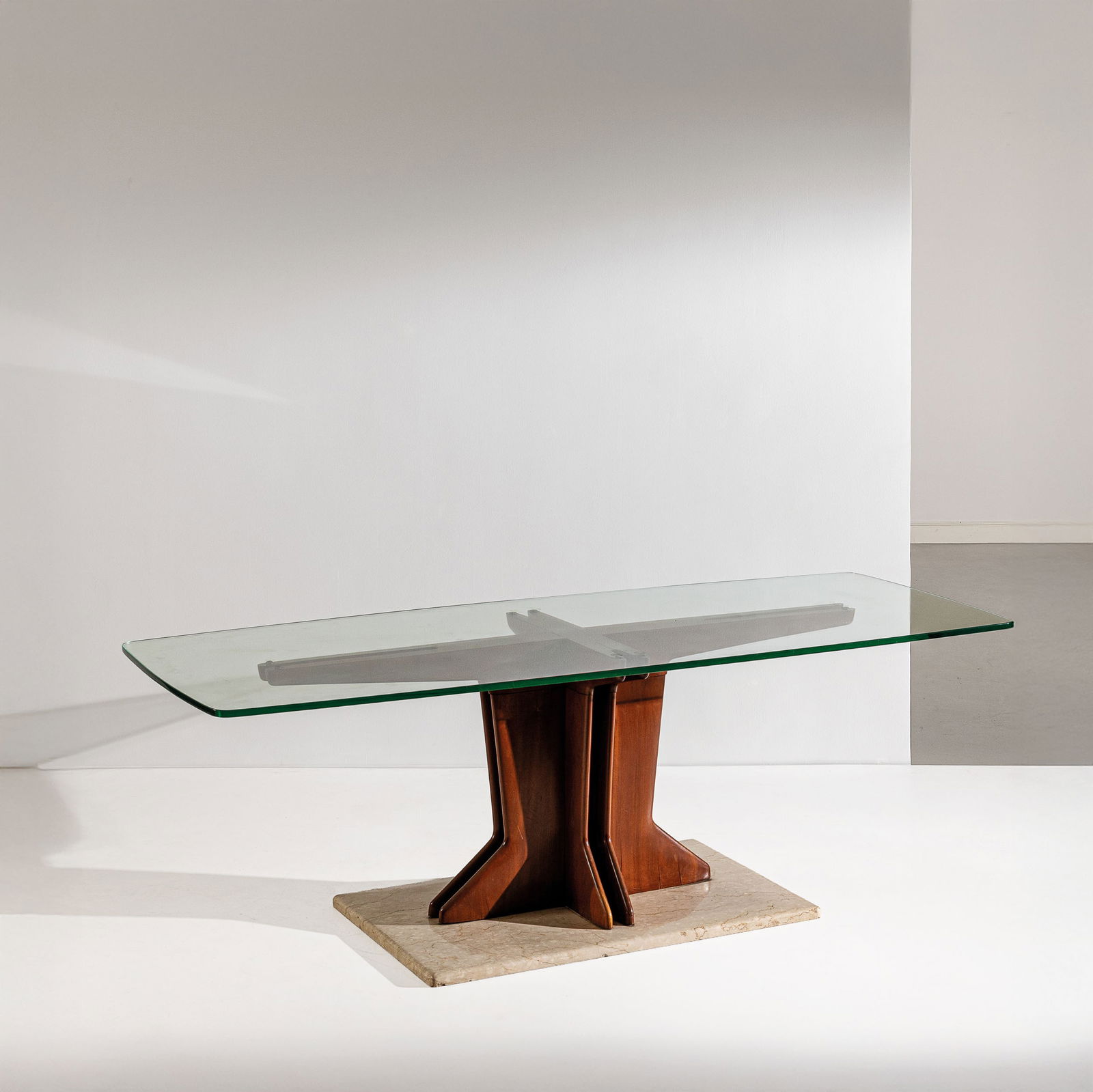 GIORGIO RAMPONI: Tavolo. Legno di mogano, cristallo molato, travertino. Italia, anni '50. cm 78x239,5x94,5 A TABLE BY G. RAMPONI Buone condizioni generali. Righe, graffi, normali segni di usura dovuti all?uso