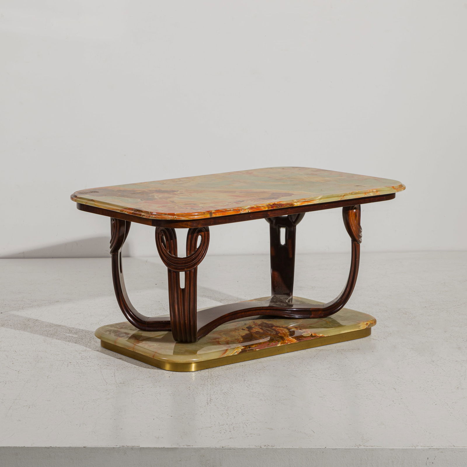 SCUOLA DI TORINO: Tavolino neo-liberty, ottone, onice del Pakistan, legno scolpito tinto mogano. Italia fine anni '50. cm 50,5x100x63 A NEO-LIBERTY OCCASIONAL TABLE BY 'SCUOLA DI TORINO' Condizioni molto buone,