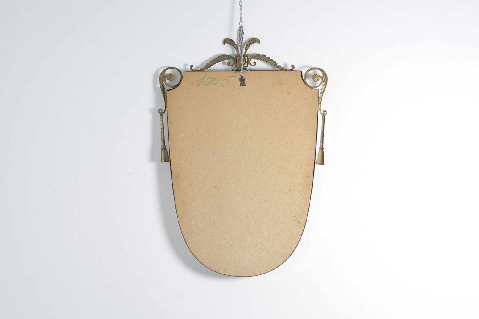 MANIFATTURA ITALIANA: Specchio da parete. Ottone, vetro. Italia, anni '50. cm 100x67x3 AN ITALIAN WALL MIRROR Buone condizioni generali. Ossidazione, piccoli difetti dell'argentatura, piccole righe, leggeri graffi,