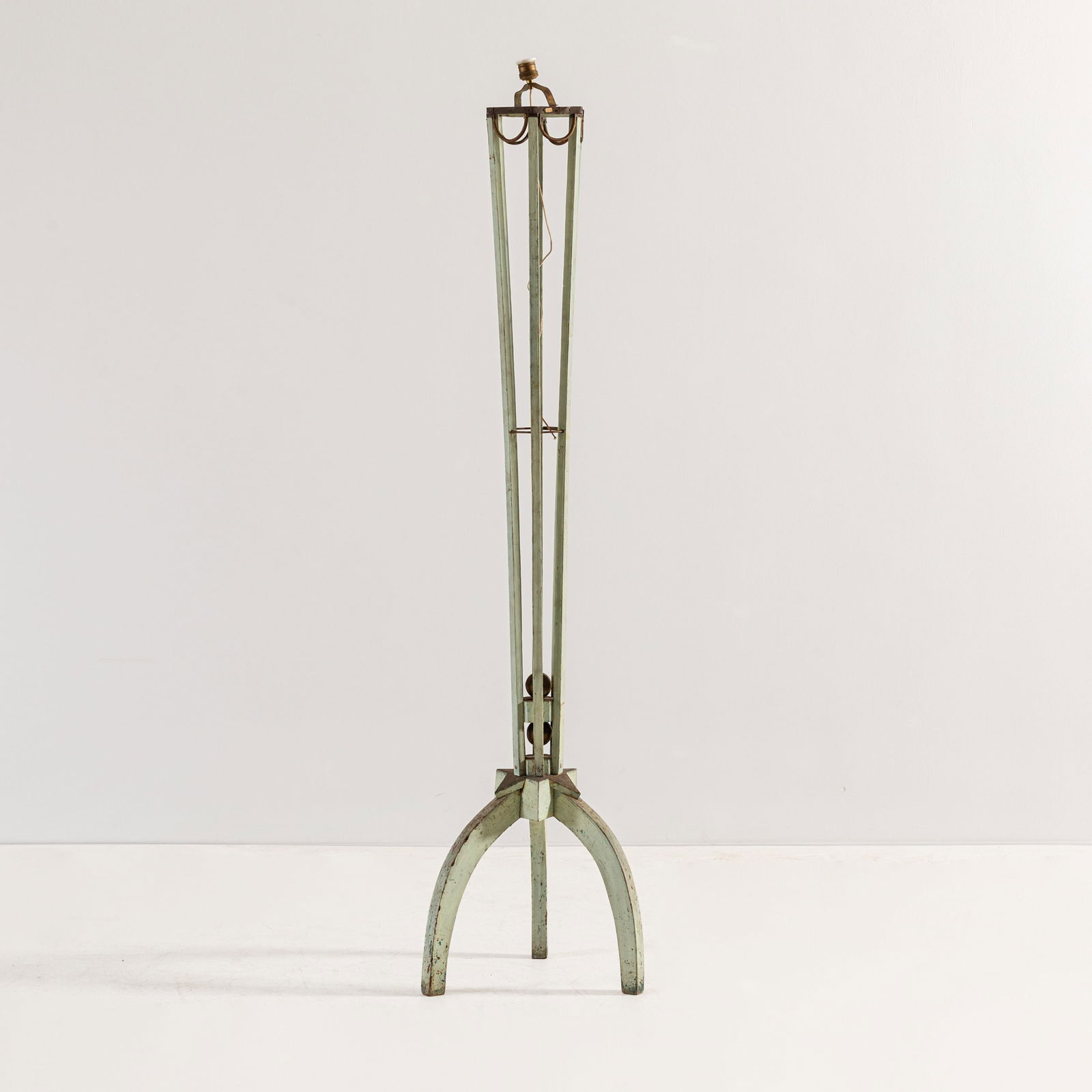 MANIFATTURA ITALIANA: Lampada da terra secessionista. Legno laccato, ottone. 1910 ca. cm 175x38x34 AN ITALIAN SECESSIONIST FLOOR LAMP Discrete condizioni. Necessita semplice restauro: mancanze incastri da consolidare,