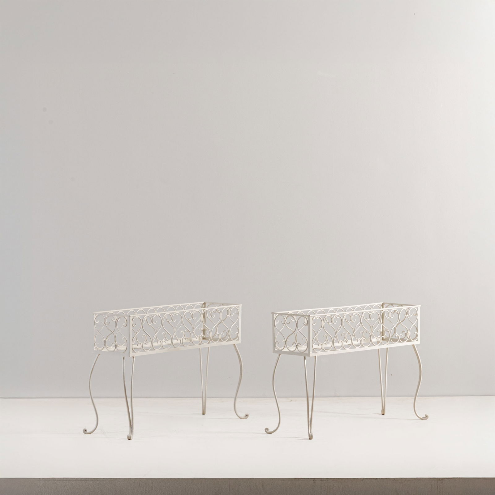 MANIFATTURA ITALIANA: Due fioriere. Ferro verniciato, lamiera. Anni '50. cm 61x86x26 TWO ITALIAN PLANTERS Discrete condizioni. Righe, graffi, aloni, mancanze, ossidazione, ruggine, vernice ripresa nel corso del tempo.