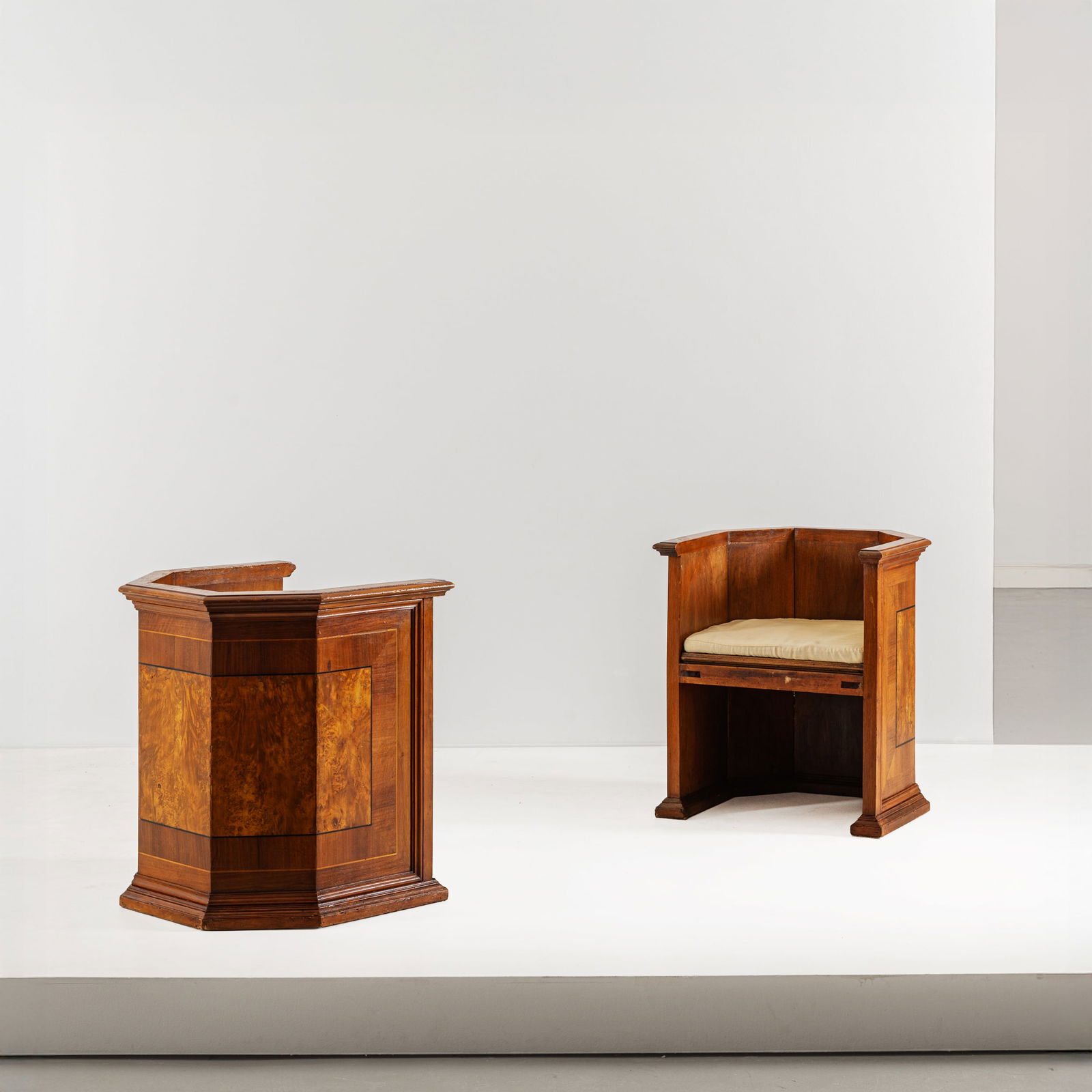 MANIFATTURA ITALIANA: Coppia di poltrone. Legni vari, tessuto imbottito. Italia anni '30. cm 69x6155,5 A PAIR OF ITALIAN ARMCHAIRS Buone condizioni generali. Righe, graffi, normali segni di usura. Trascurabili mancanze