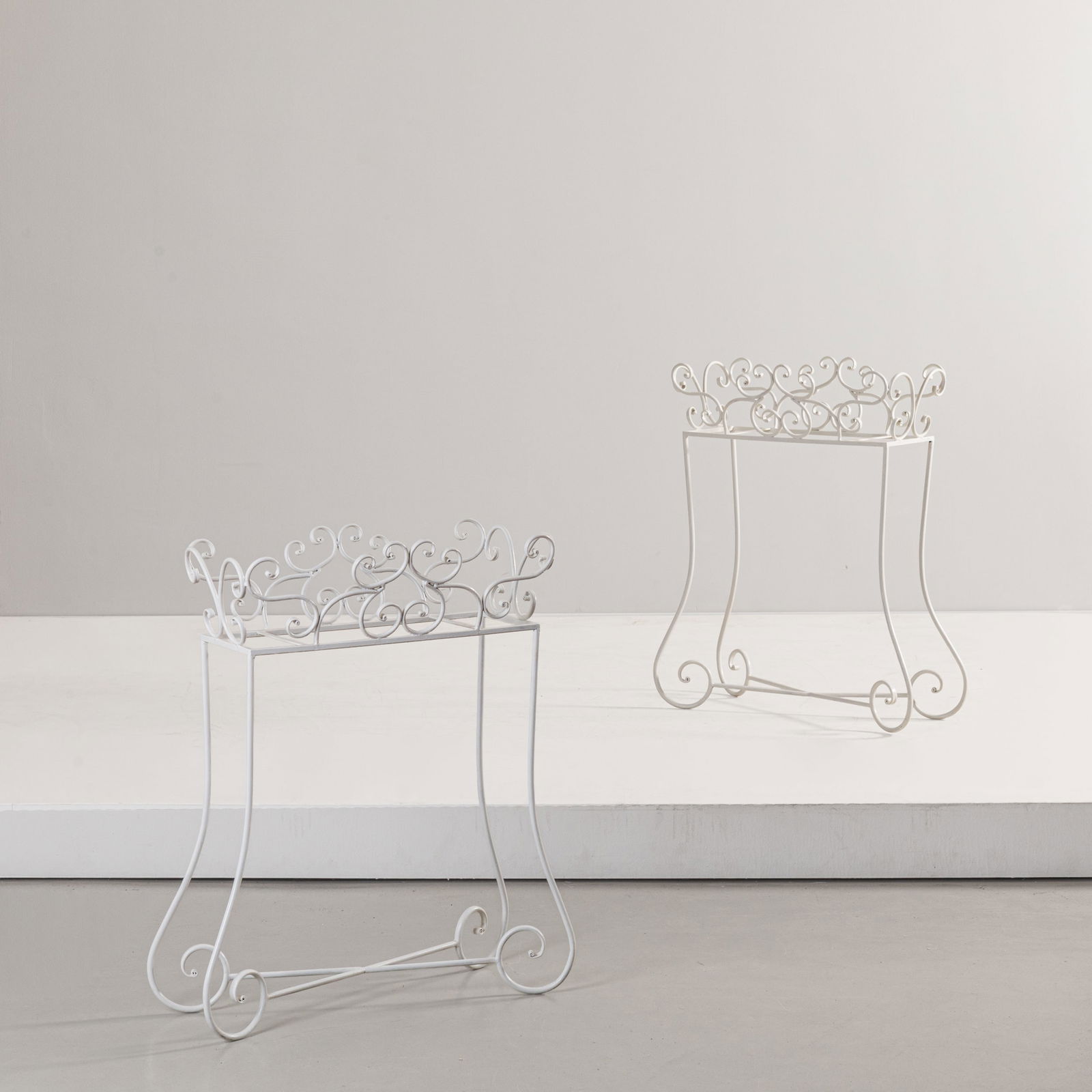 MANIFATTURA ITALIANA: Due fioriere. Ferro verniciato. Anni '50. cm 80x75x31 TWO ITALIAN PLANTERS Buone condizioni. Righe, graffi, aloni, piccole mancanze, lieve ossidazione, ruggine, vernice visibilmente ripresa nel