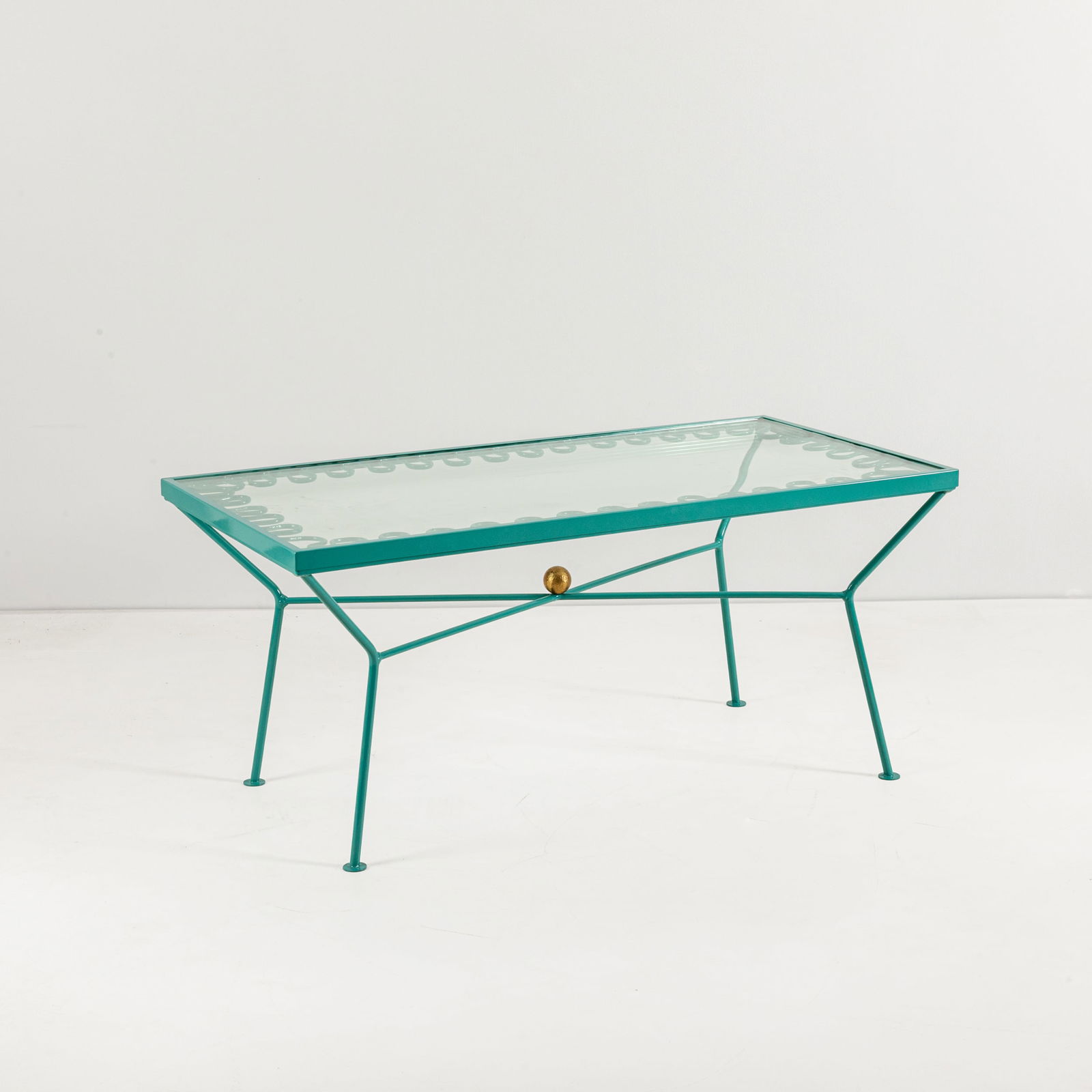 MANIFATTURA ITALIANA: Tavolino da esterno. Metallo verniciato, ottone, cristallo molato. Italia anni '70. cm 56x122x62 AN ITALIAN TABLE Ottime condizioni generali. Piccole righe, leggeri graffi, normali segni di usura
