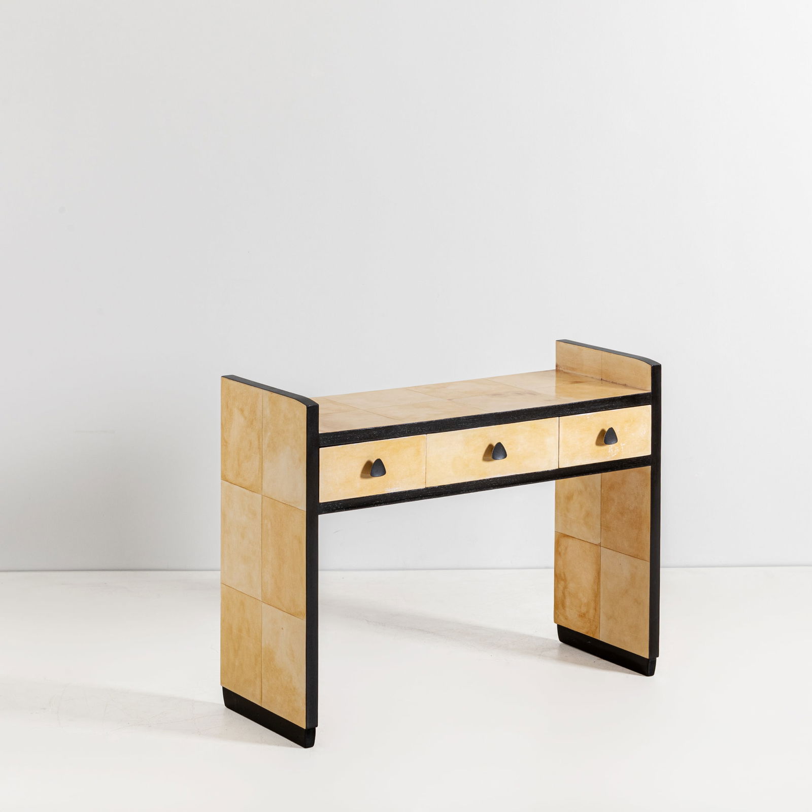 MANIFATTURA ITALIANA: Consolle. Legno rivestito in pergamena, ottone. Italia anni '70. cm 82x107x40 AN ITALIAN CONSOLLE Buone condizioni generali. Piccole righe, leggeri graffi, normali segni di usura. Ottone in