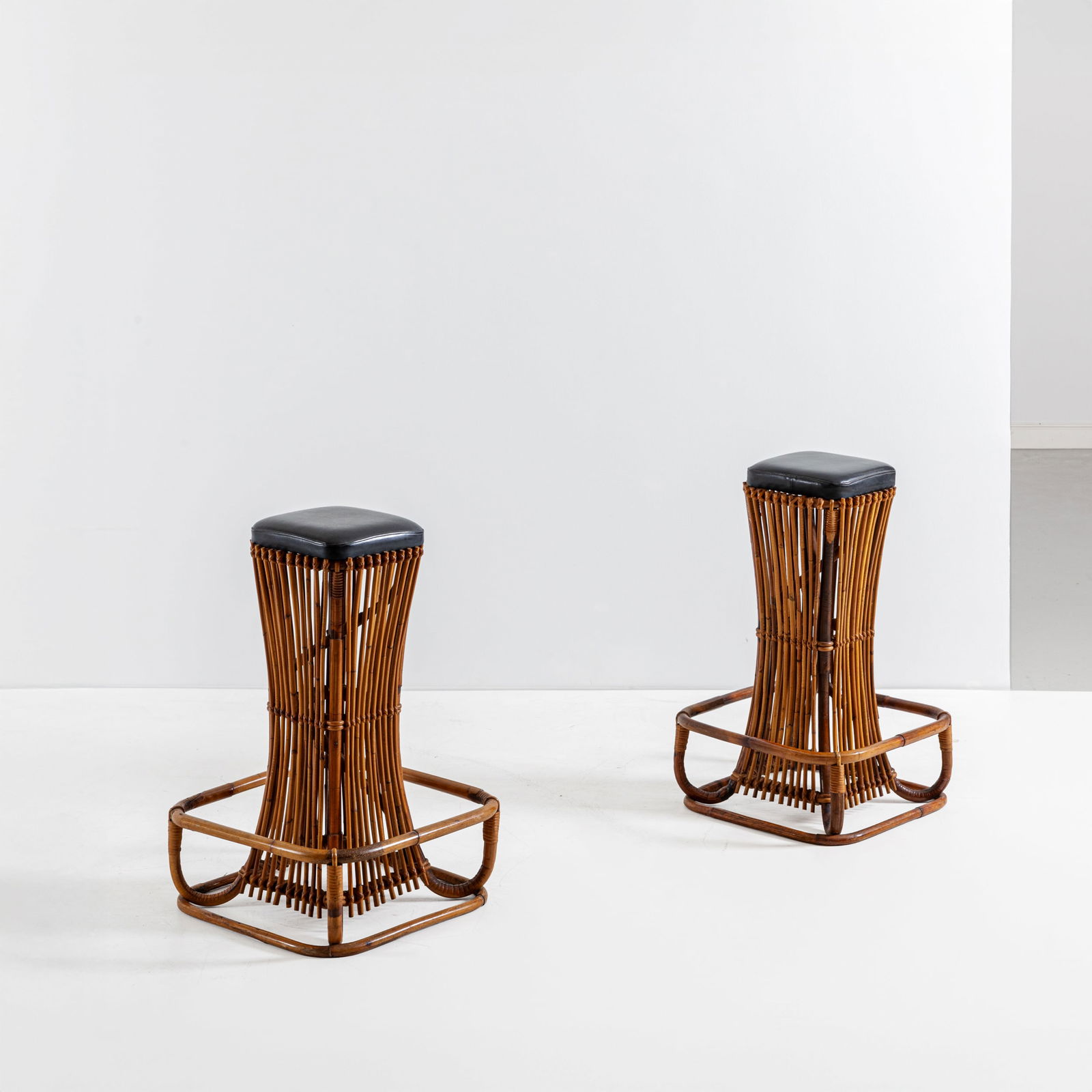 TITO AGNOLI (ATTRIB. A): Coppia di sgabelli. Bamboo, vilinlpelle imbottita, midollino intrecciato. Italia anni '60. cm 76x51x51 A PAIR OF STOOLS ATTRIBUTED TO T. AGNOLI Buone condizioni generali. Piccole righe, leggeri