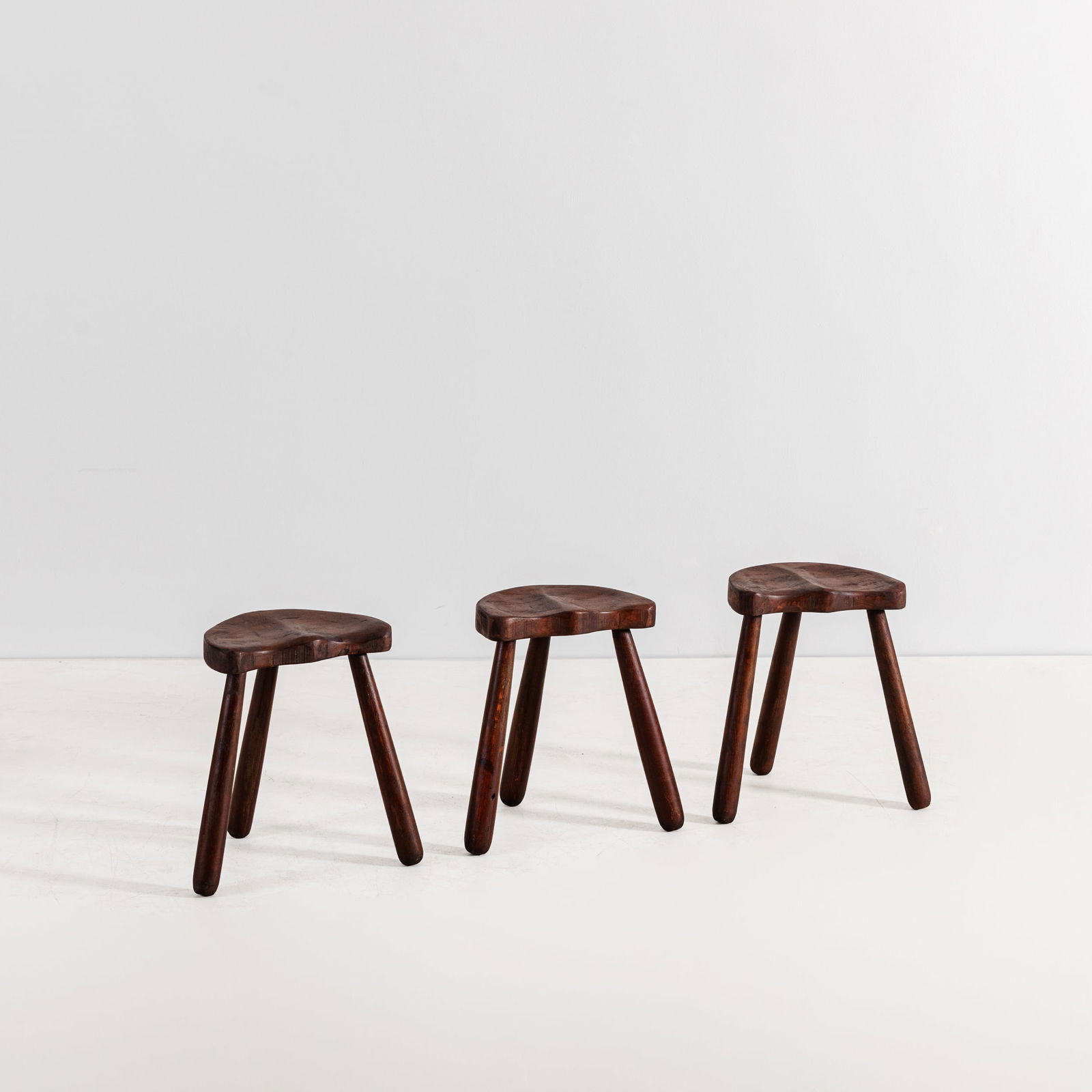 MANIFATTURA ITALIANA: Tre sgabelli neorustici. Legno massello. Italia anni '60. cm 42x42x33 THREE ITALIAN NEO-RUSTIC STOOLS Buone condizioni. Piccole righe, segni di usura, trascurabili mancanze, lievi aloni. Vecchi segni