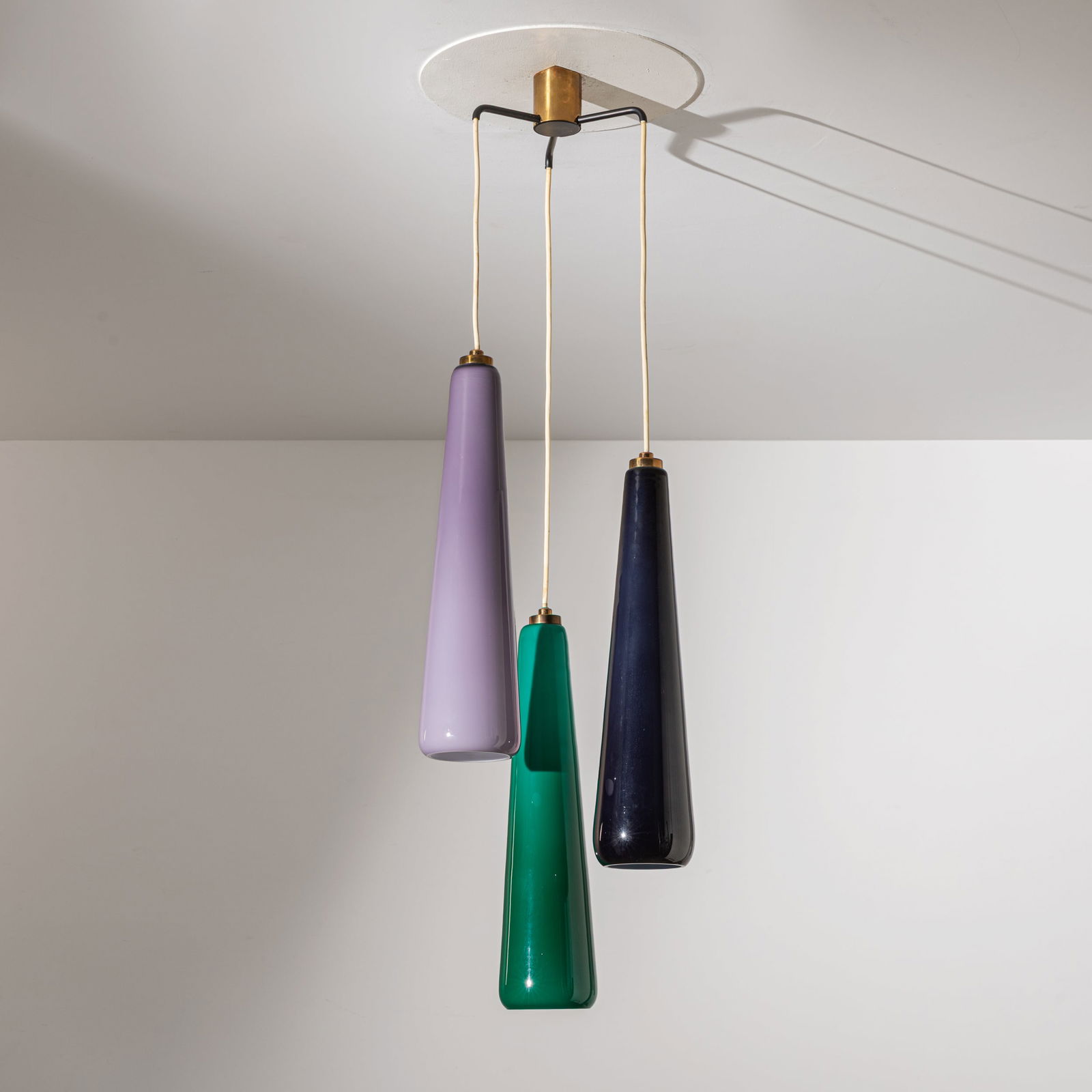 STILNOVO: Lampada a sospensione. Ottone, metallo verniciato, vetro colorato e incamiciato. Italia anni '60. cm 118x35x35 A CEILING LAMP BY STILNOVO Ottime condizioni generali. Piccole righe, leggeri graffi, nor