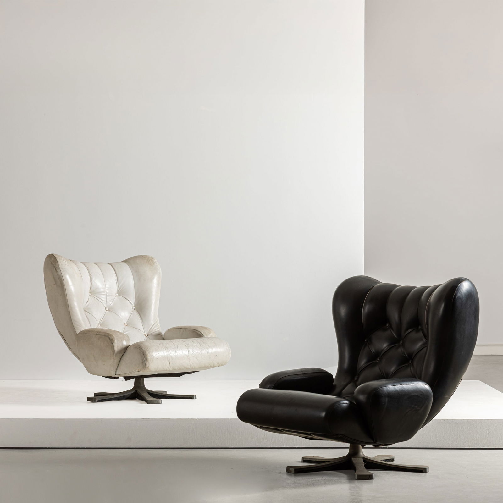 GUIDO BONZANINI: Coppia di poltrone. Fusione di alluminio verniciato, vinilpelle imbottita. Produzione Tecnosalotto anni '60. cm 100x75x85 ca A APIR OF ARMCHAIRS BY G. BONZANINI Buone condizioni generali. Righe, graff