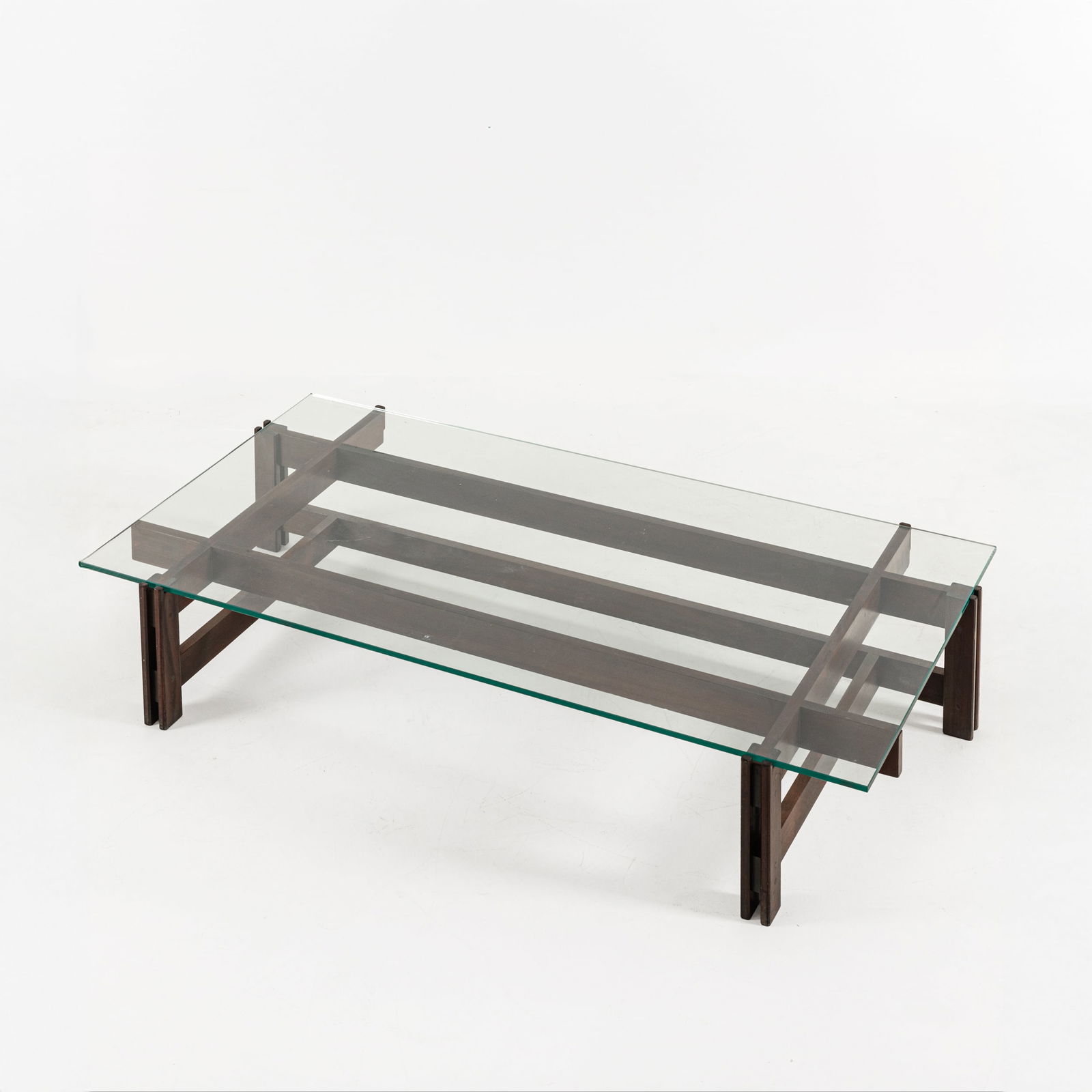 ICO PARISI: Tavolo basso. Legno, cristallo molato. Produzione Cassina, anni '60. cm 24,5x140,5x74 A LOW TABLE BY I. PARISI Domus n.399, febbraio 1963, p. d/104 Buone condizioni generali. Piccole righe, leggeri gr