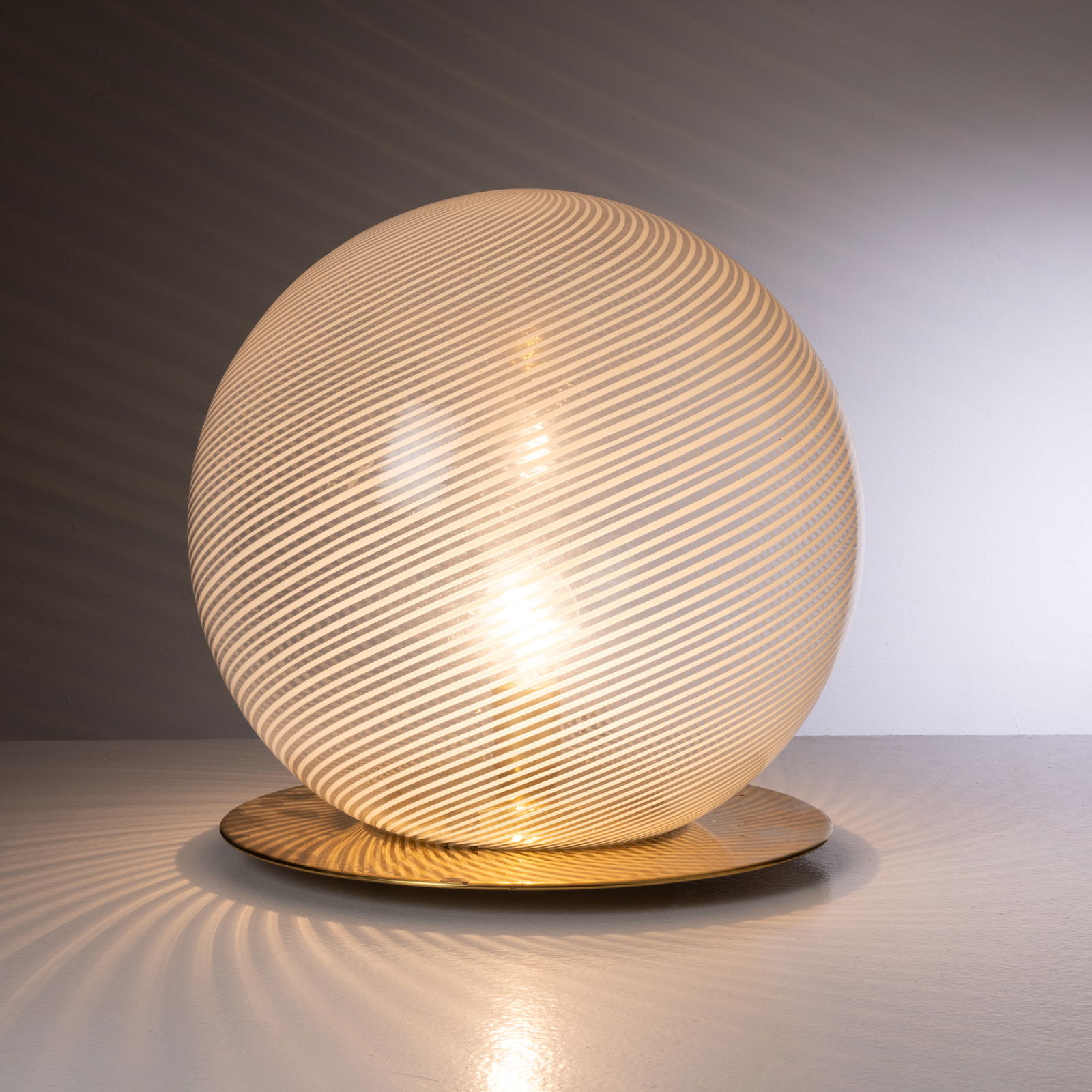 ORNELLA NOORDA: Lampada da tavolo. Vetro a canne, ottone. Produzione Venini, 1970 ca. cm 38,5x35 ca. A TABLE LAMP BY O. NOORDA Cfr.: Domus n.488, luglio 1970, p. 48; catalogo Venini 75, illuminazione, pagine non