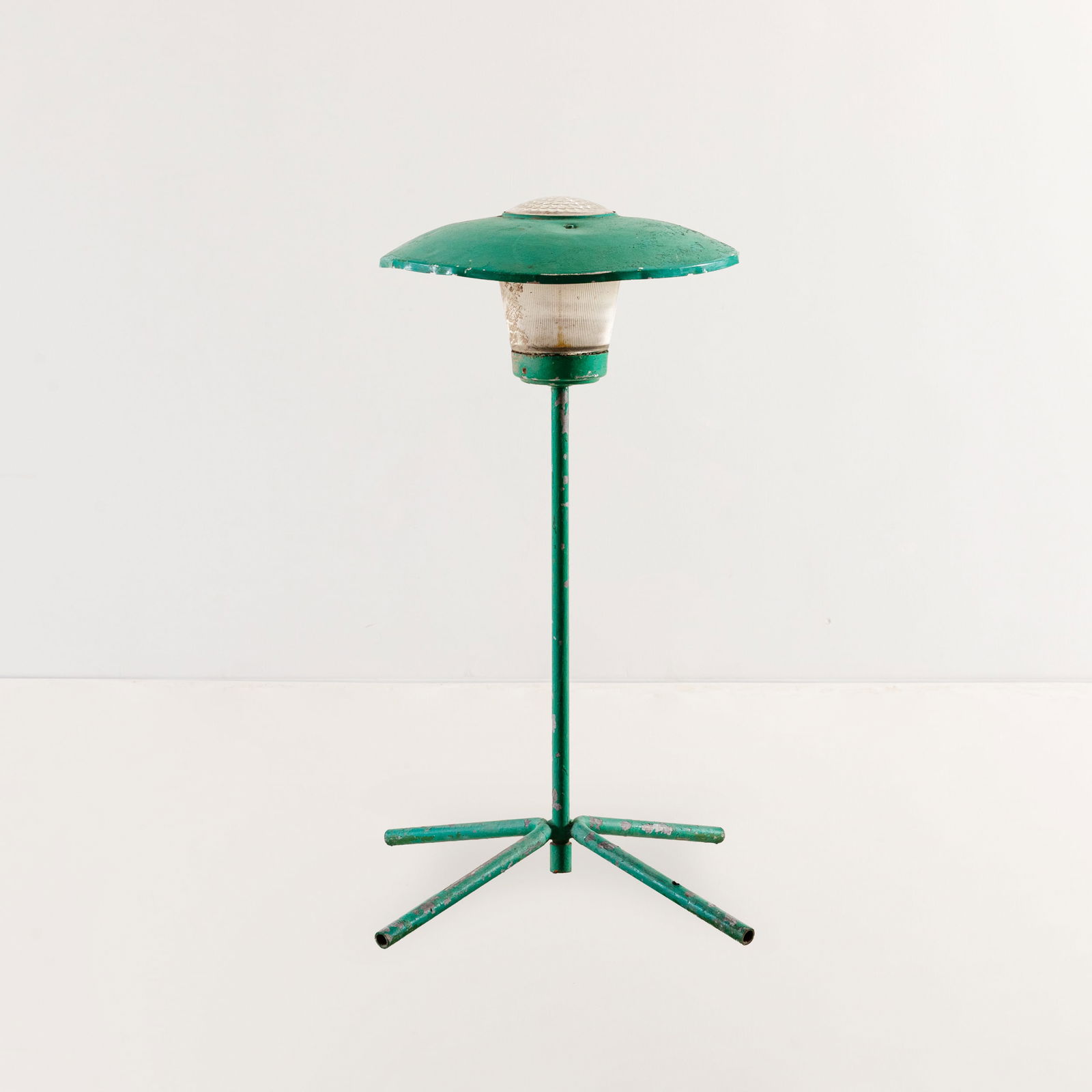 MANIFATTURA FRANCESE: Lampada da giardino. Metallo verniciato, vetro pressato. Italia anni '60. cm 100x45 A FRENCH GARDEN LAMP Discrete condizioni. Necessita eventuale restauro: ruggine, mancanze alla vernice