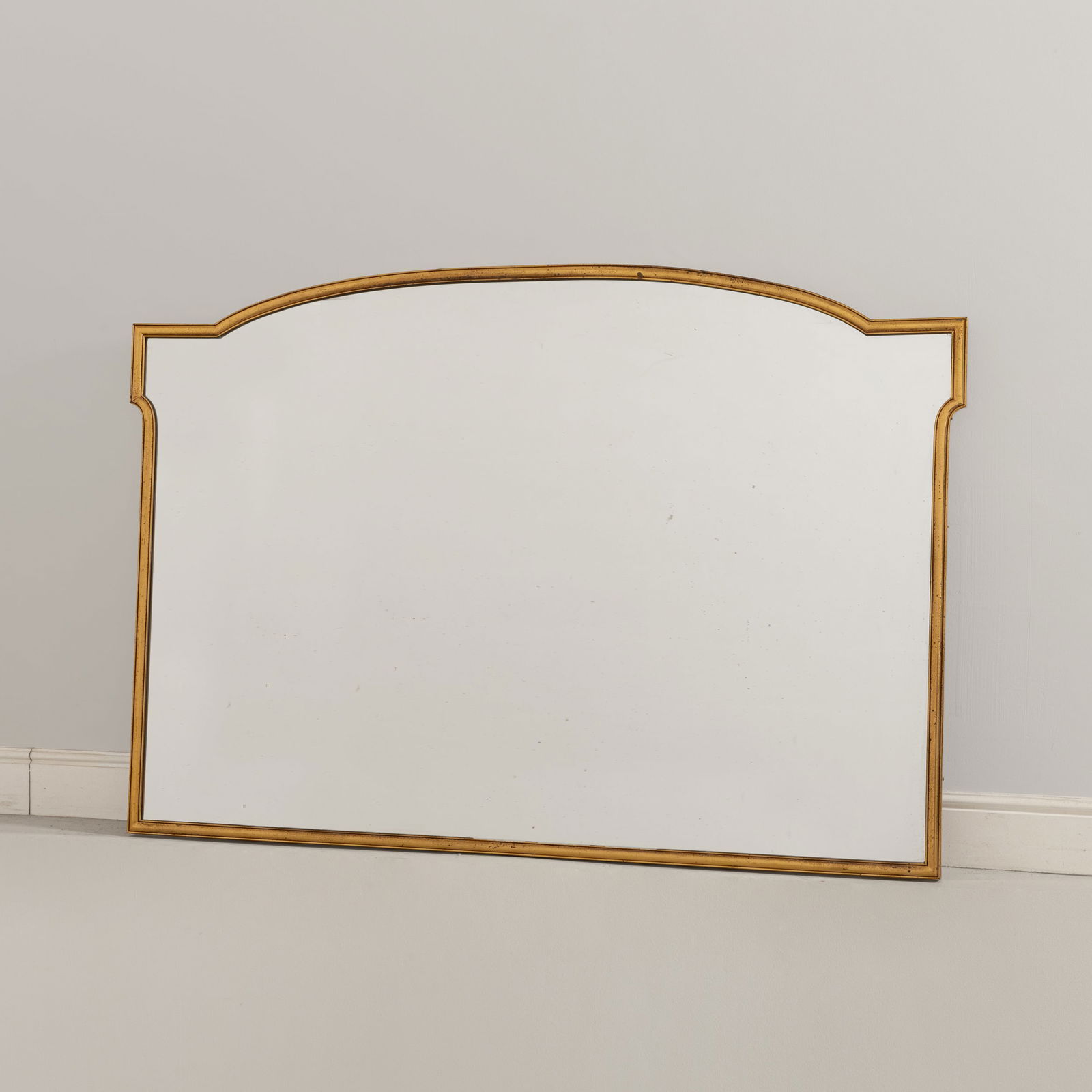 MANIFATTURA ITALIANA: Specchio. Legno, ottone, cristallo specchiato. Italia anni '50. cm 98x144 AN ITALIAN MIRROR Buone condizioni. Righe, segni di usura, ossidazione. Piccole mancanze e lieve ossidazione alla